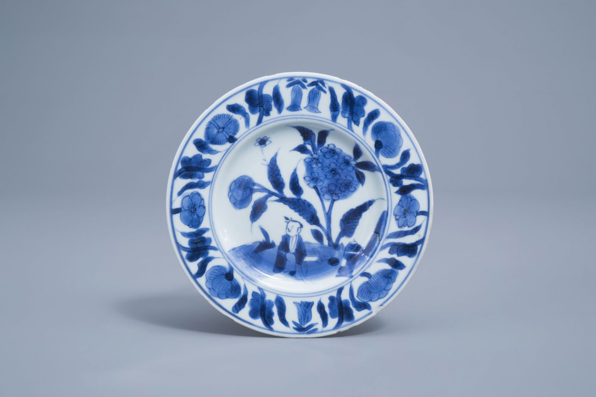 A pair of Chinese blue and white saucers with a boy in a landscape, Transitional period, 17th C. - Image 4 of 5