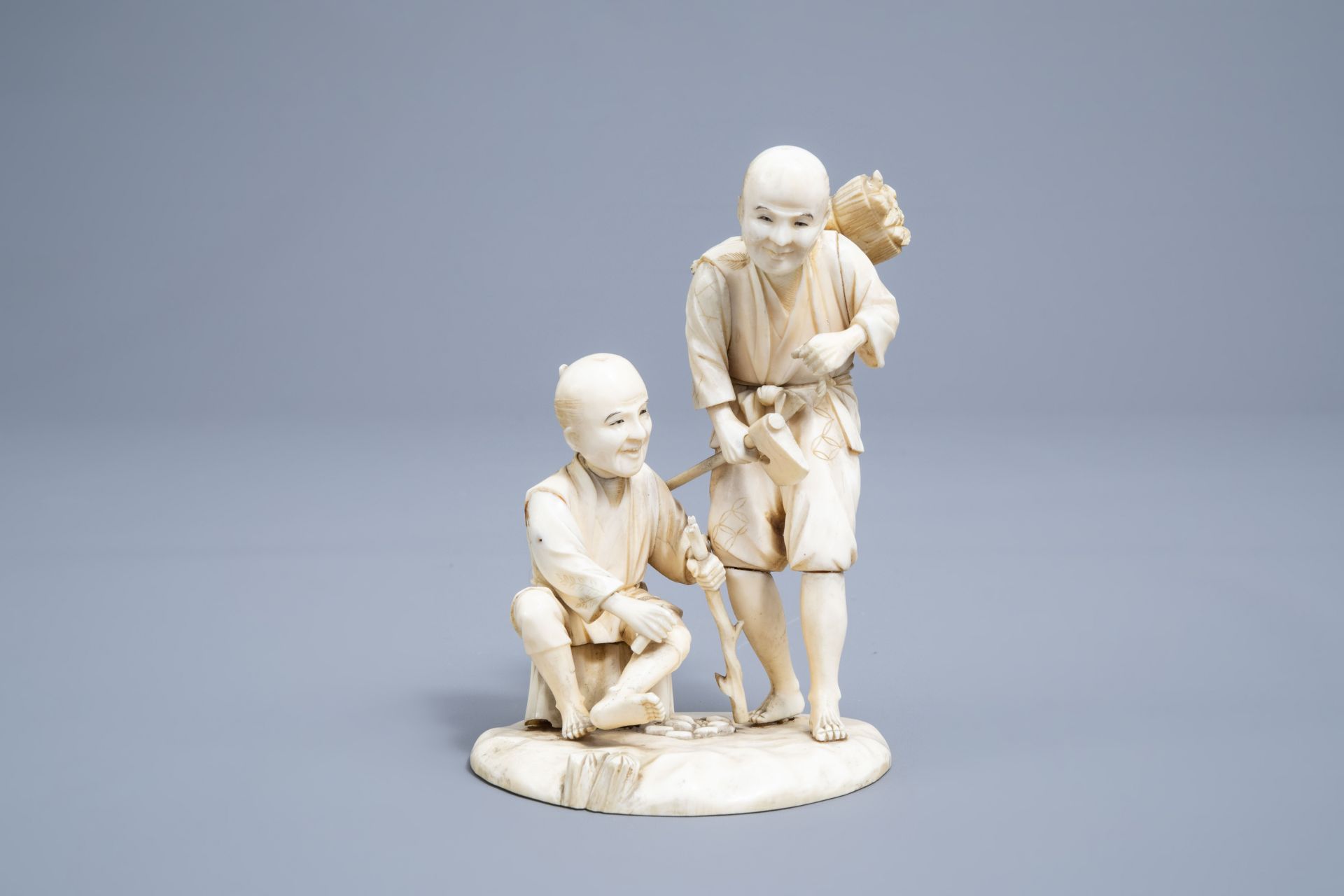 Five various Japanese ivory netsuke and okimono, Meiji, and a Chinese Canton shell, 19th/20th C. - Image 2 of 18