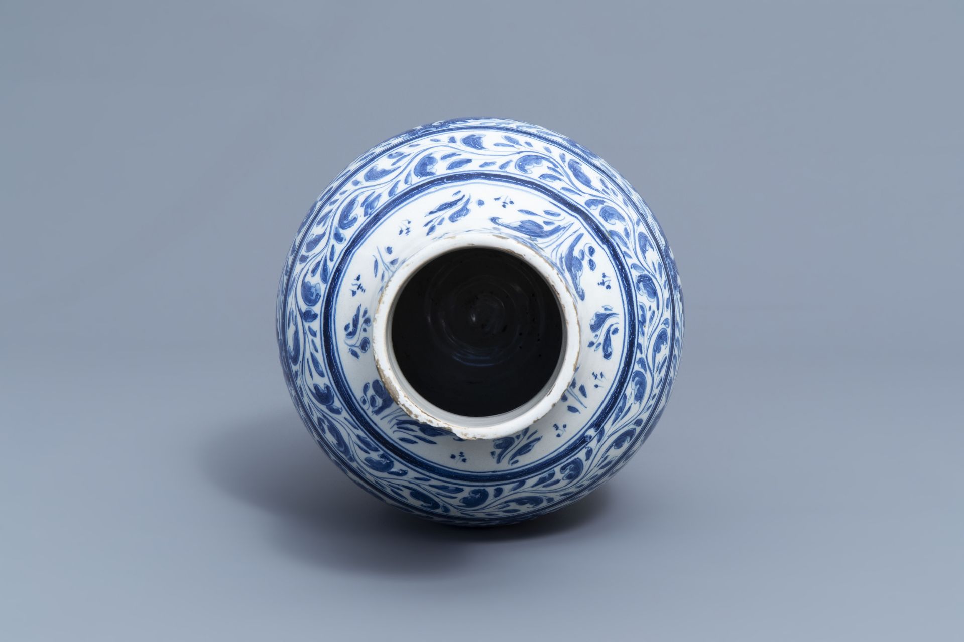 A Spanish blue and white pharmacy jar with floral design, Talavera, 19th C. - Image 12 of 16