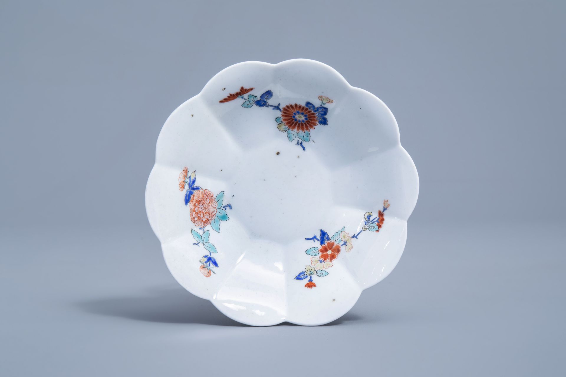A Japanese Kakiemon box and cover and two lobed dishes with floral design, Edo/Meiji, 18th/19th C. - Image 5 of 12