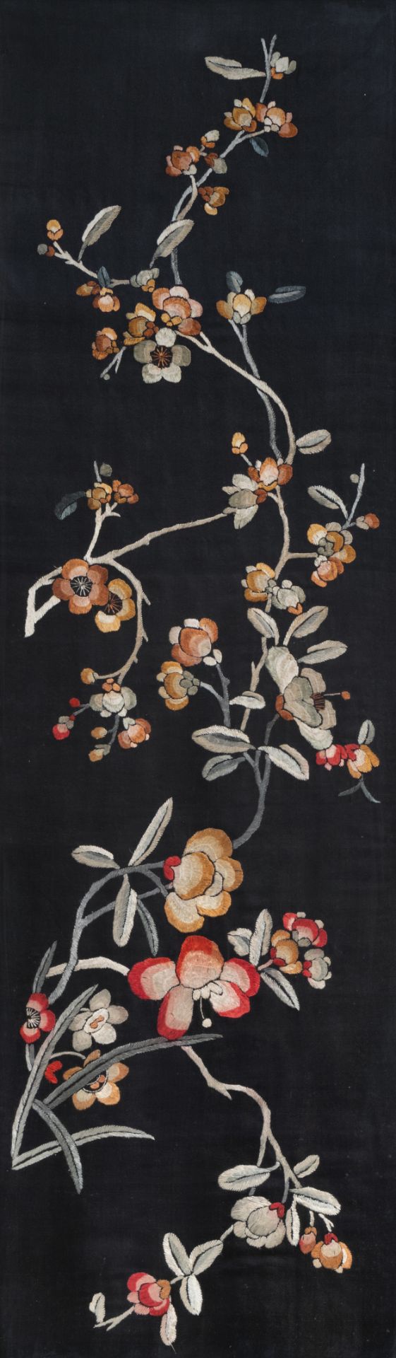 Two Chinese embroidered silk panels with floral designs, 19th/20th C. - Image 5 of 7
