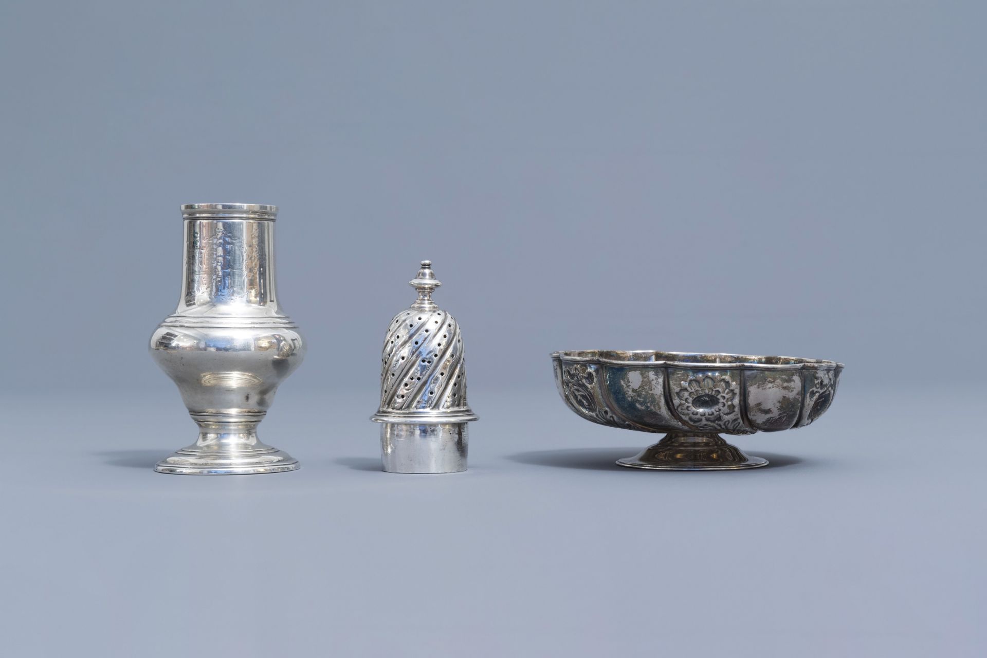 An English silver caster, a bowl on foot and a platter, various marks, 18th/19th C. - Bild 5 aus 16