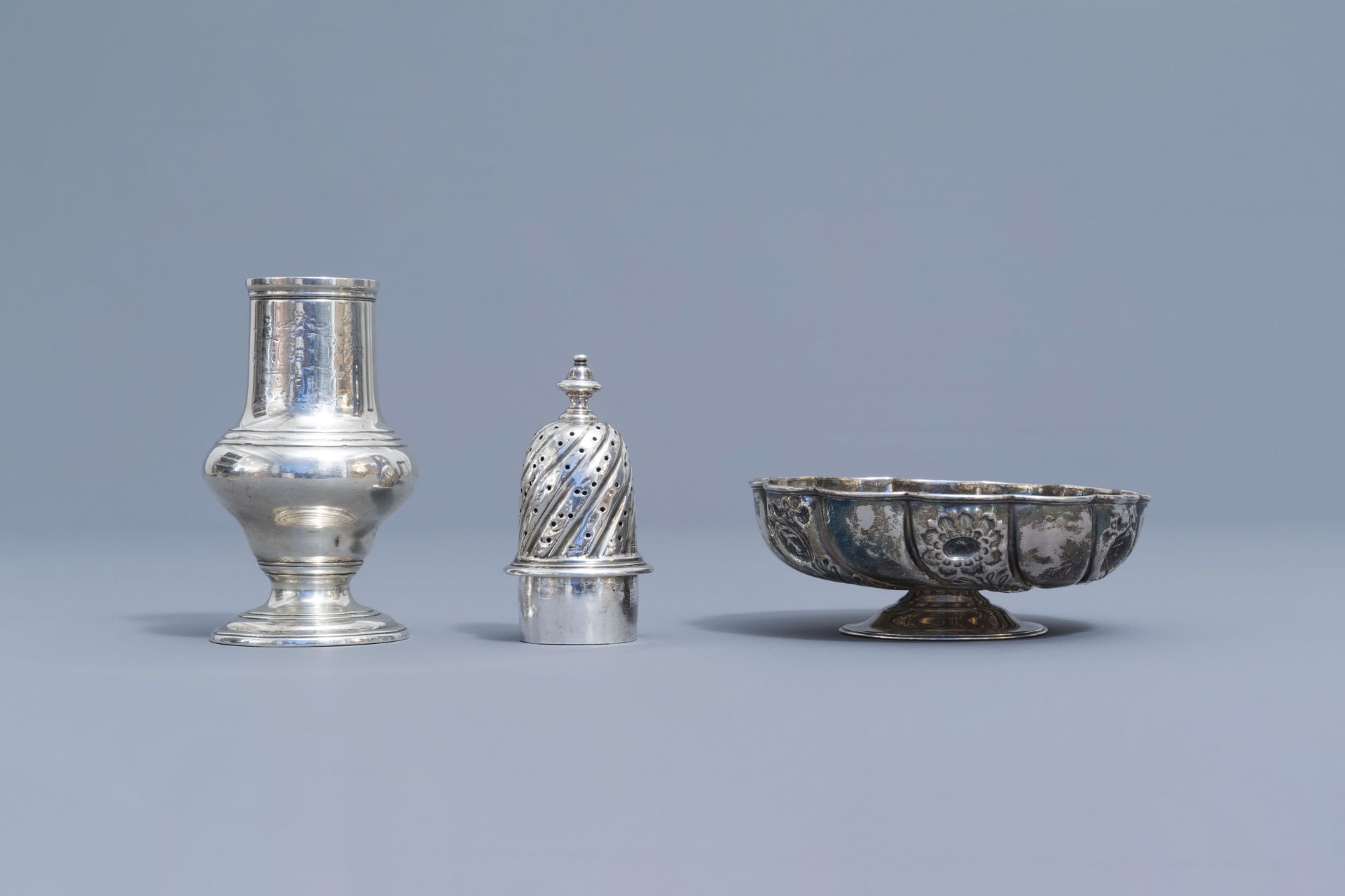 An English silver caster, a bowl on foot and a platter, various marks, 18th/19th C. - Image 5 of 16
