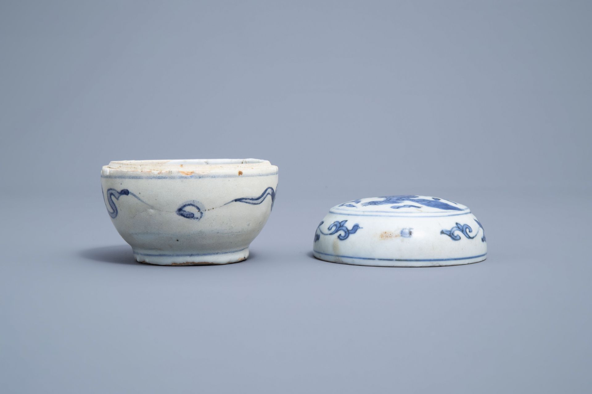 A Chinese blue and white box and cover with a mythical animal, Ming - Image 6 of 9