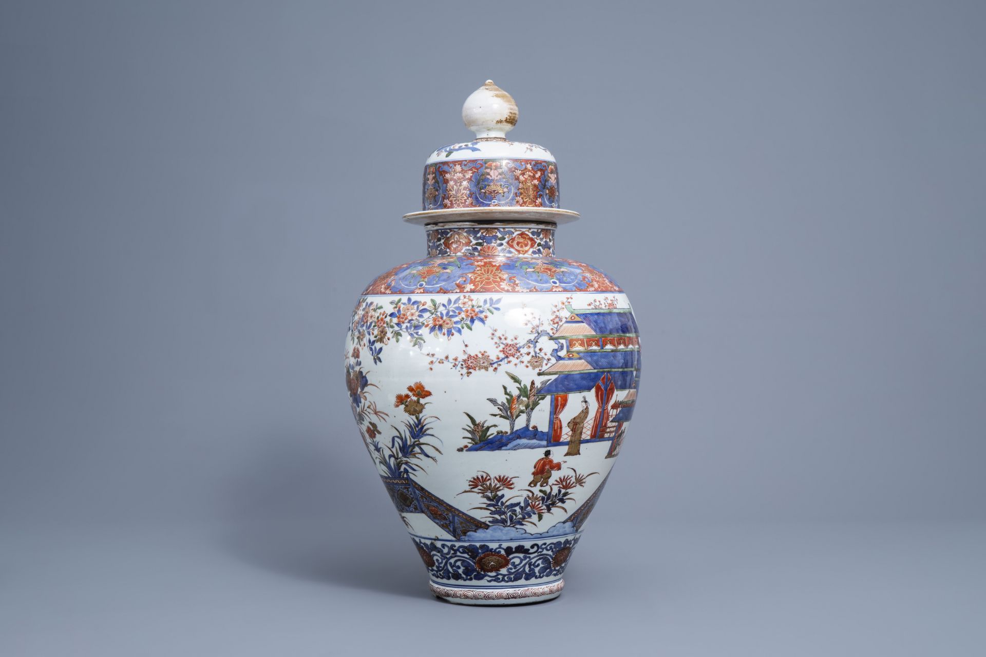 A large Japanese Imari vase and cover, Edo, 18th/19th C. - Image 4 of 8