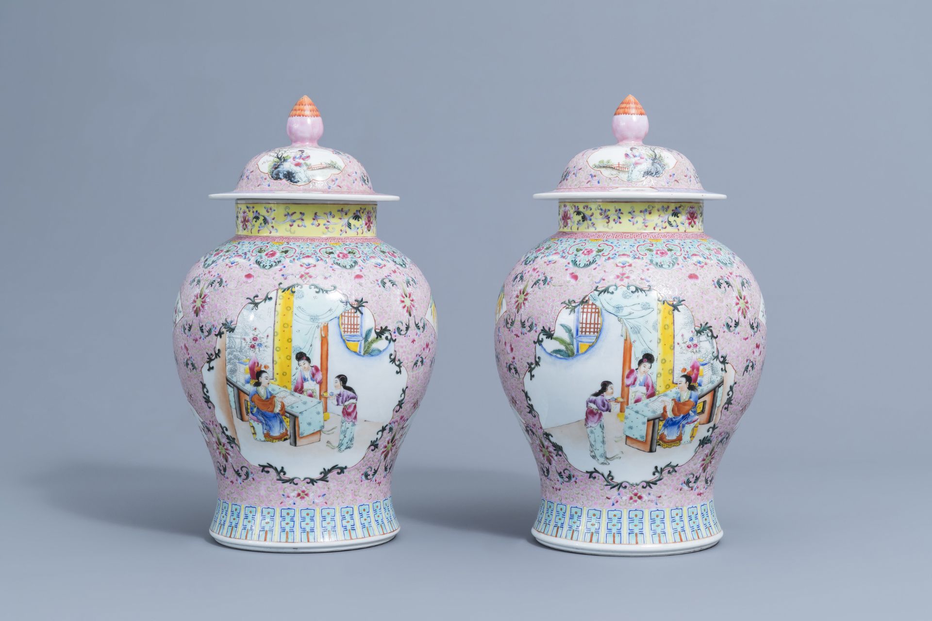 A pair of Chinese famille rose vases and covers with ladies, Qianlong mark, 20th C. - Image 3 of 8