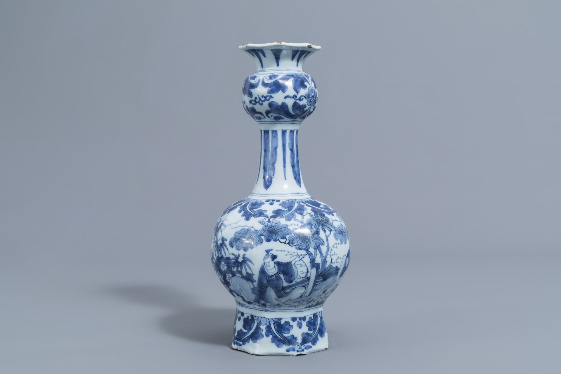 A Dutch Delft blue and white 'chinoiserie' garlic neck bottle vase, late 17th C. - Bild 2 aus 6