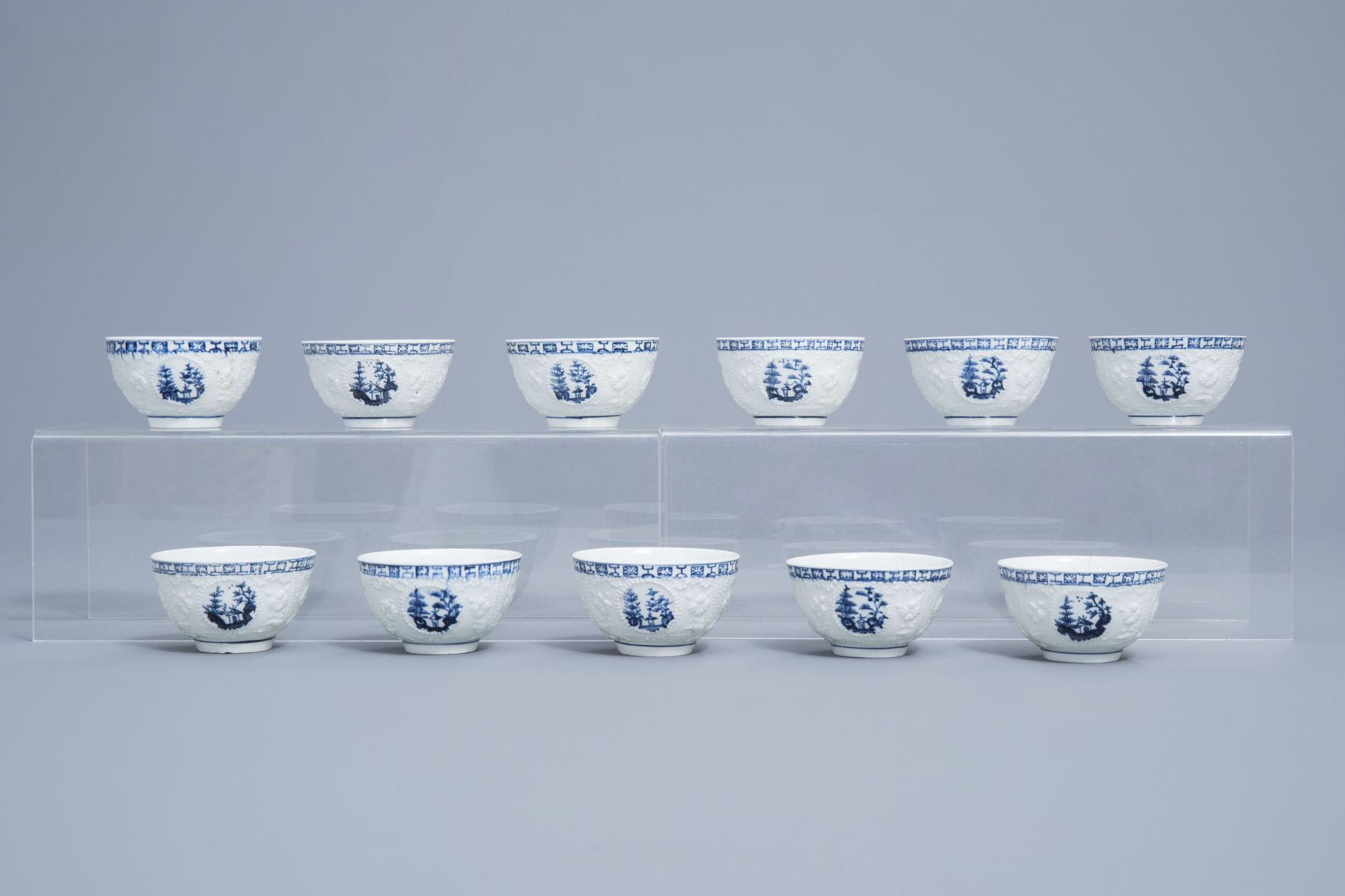 An English 22-piece blue and white Lowestoft creamware 'Hughes' coffee and tea service, 18th C. - Image 13 of 38