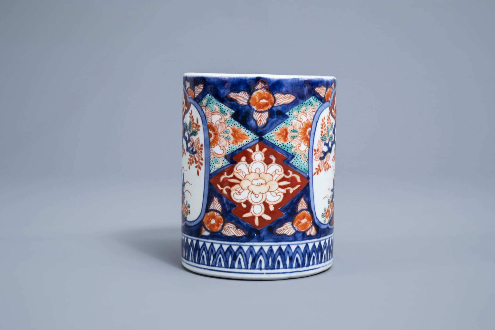 A Japanese Imari brush pot with floral design, Edo/Meiji, 19th C. - Image 5 of 7