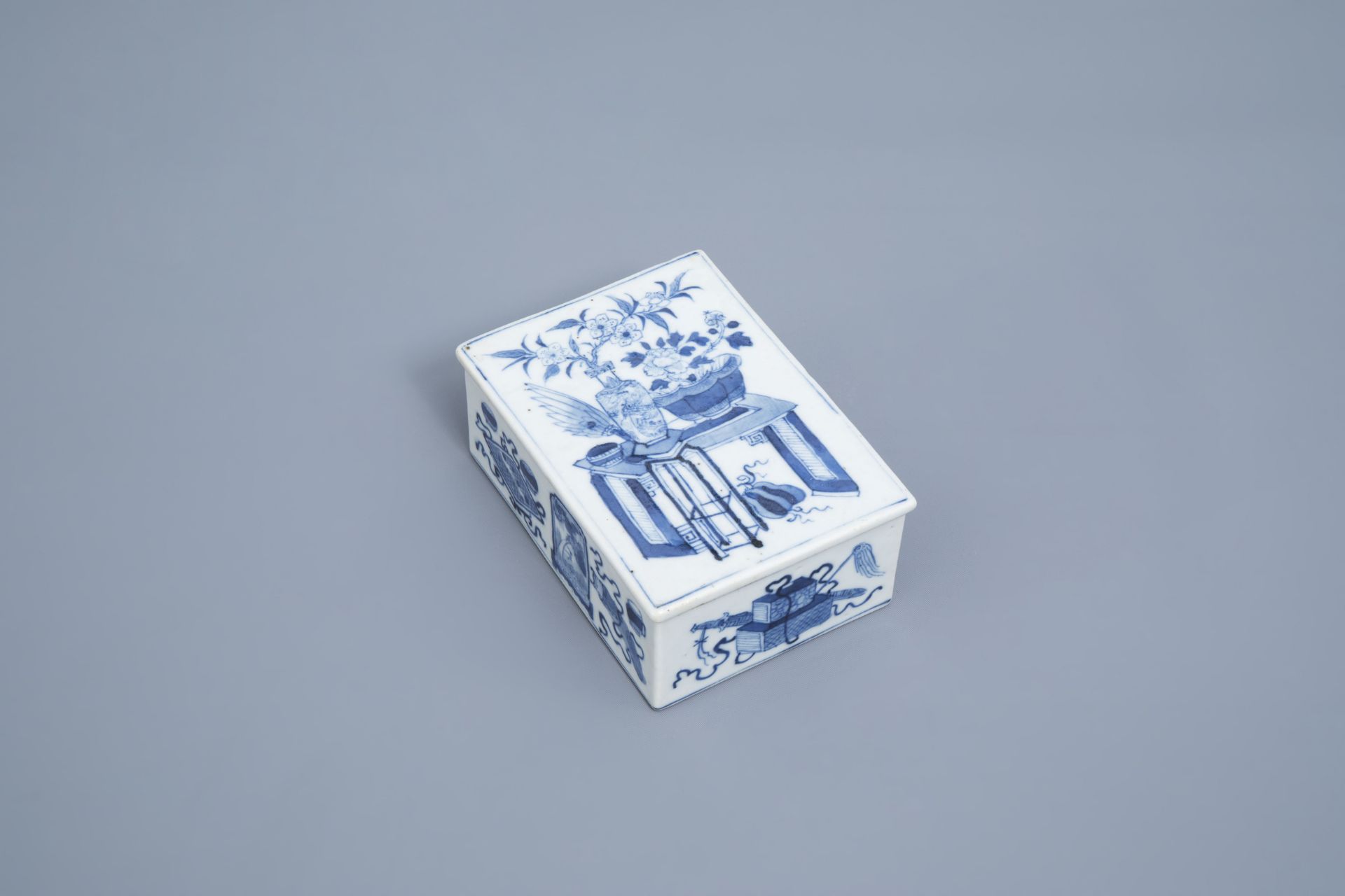 A rectangular Chinese blue and white box and cover with antiquities, 19th C. - Image 2 of 9