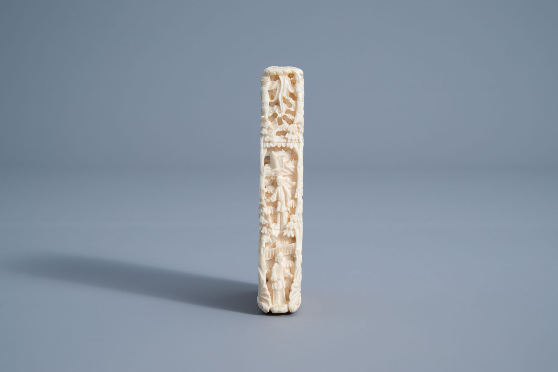 A Chinese richly carved ivory card case, Canton, 19th C. - Image 3 of 9