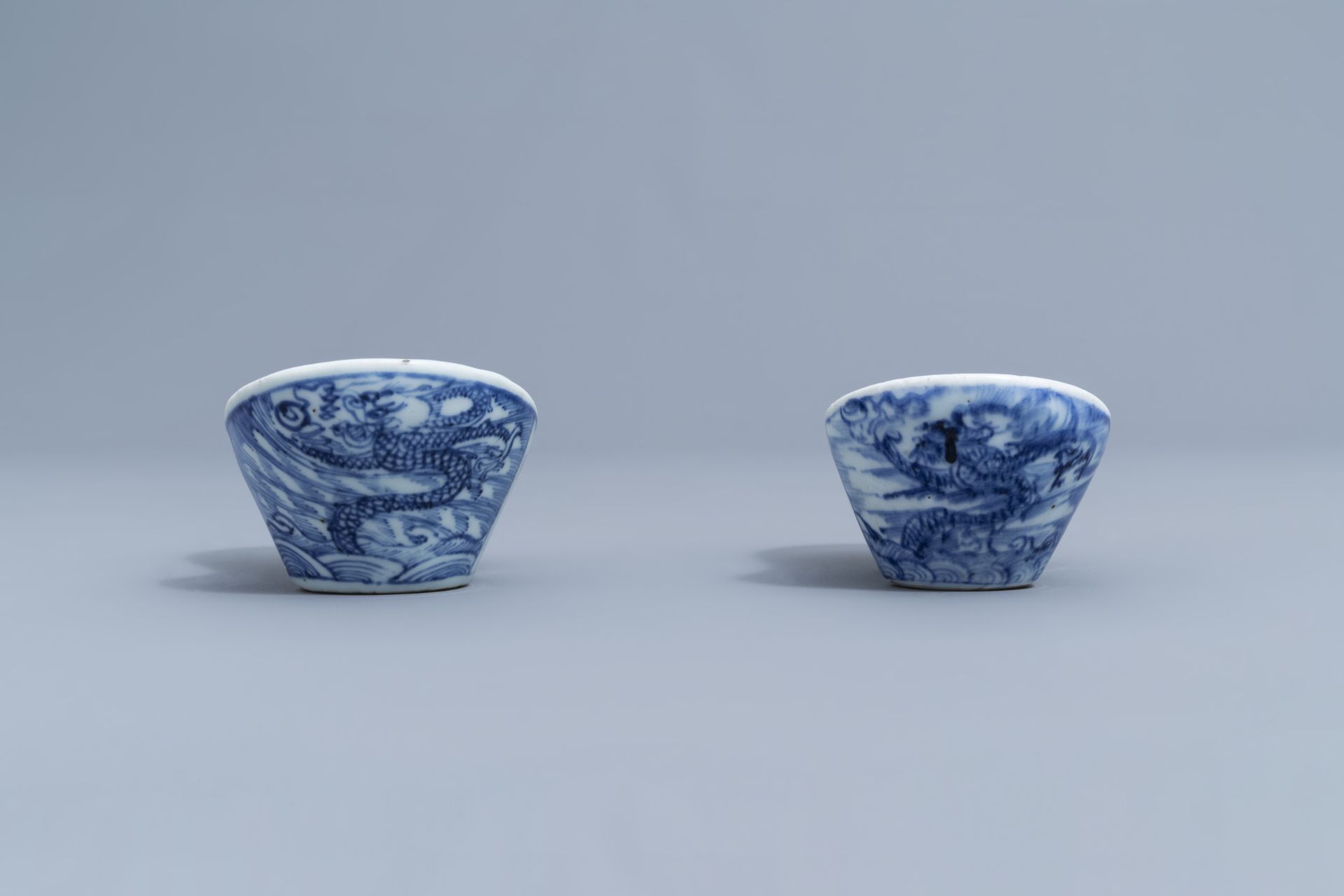 A pair of Chinese blue and white ingot shaped bowls, 18th/19th C. - Image 8 of 20