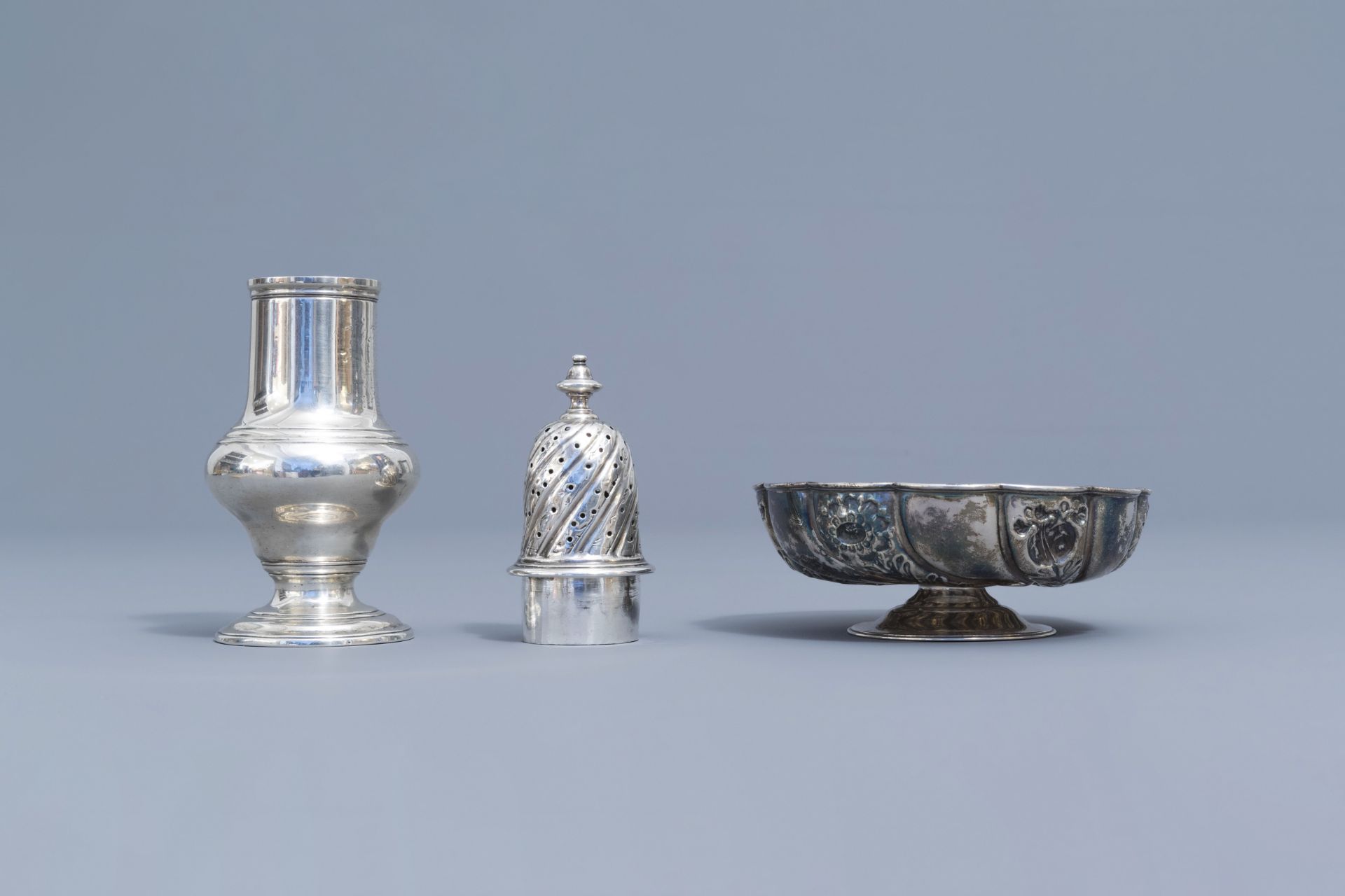 An English silver caster, a bowl on foot and a platter, various marks, 18th/19th C. - Image 6 of 16