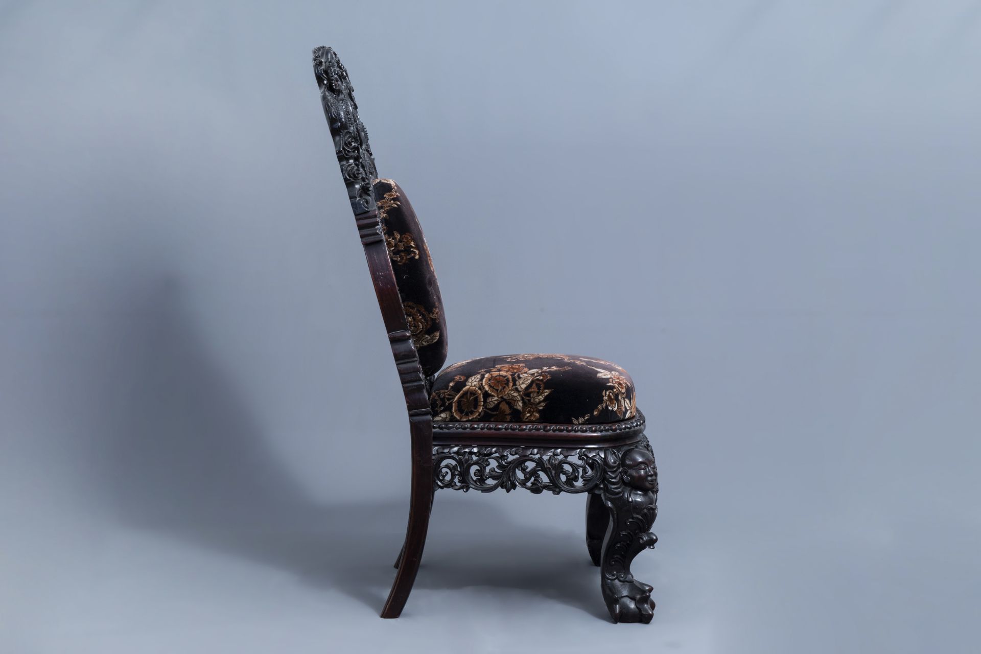 A Chinese finely carved wooden chair, 19th C. - Image 3 of 10