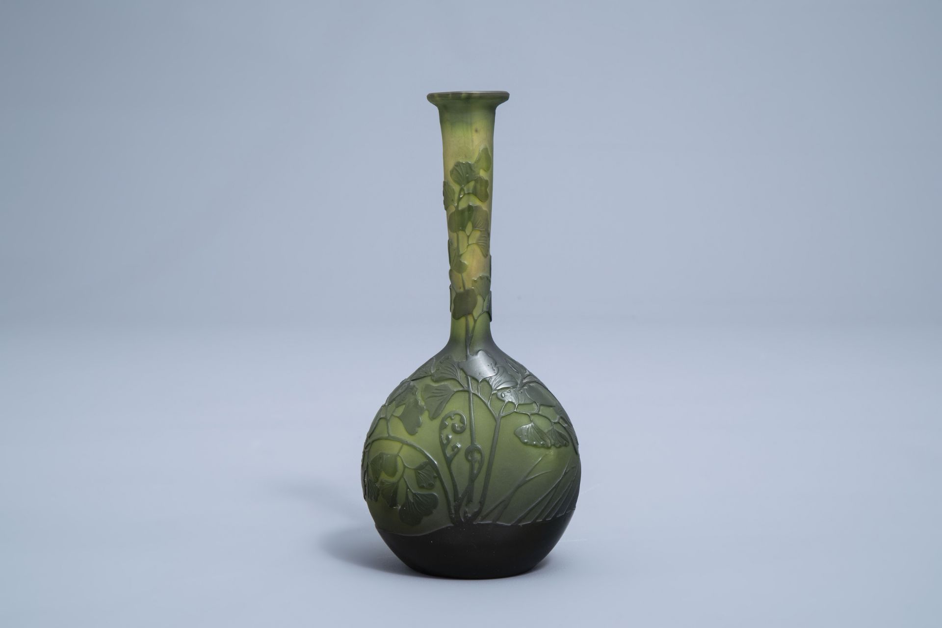 Emile GallŽ (1846-1904): Two cameo glass Art Nouveau vases with floral design, 20th C. - Image 2 of 15