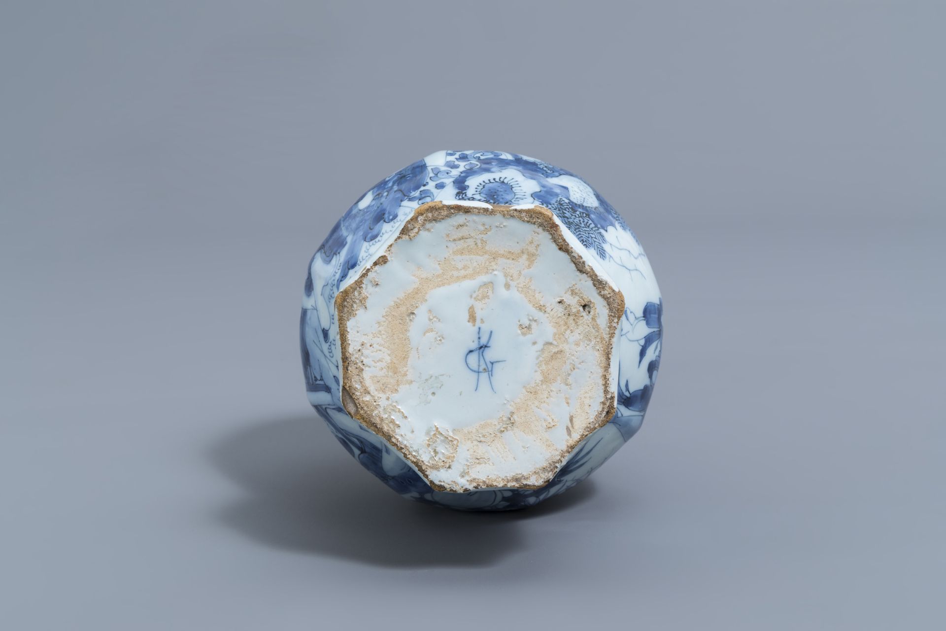 A Dutch Delft blue and white 'chinoiserie' garlic neck bottle vase, late 17th C. - Bild 6 aus 6