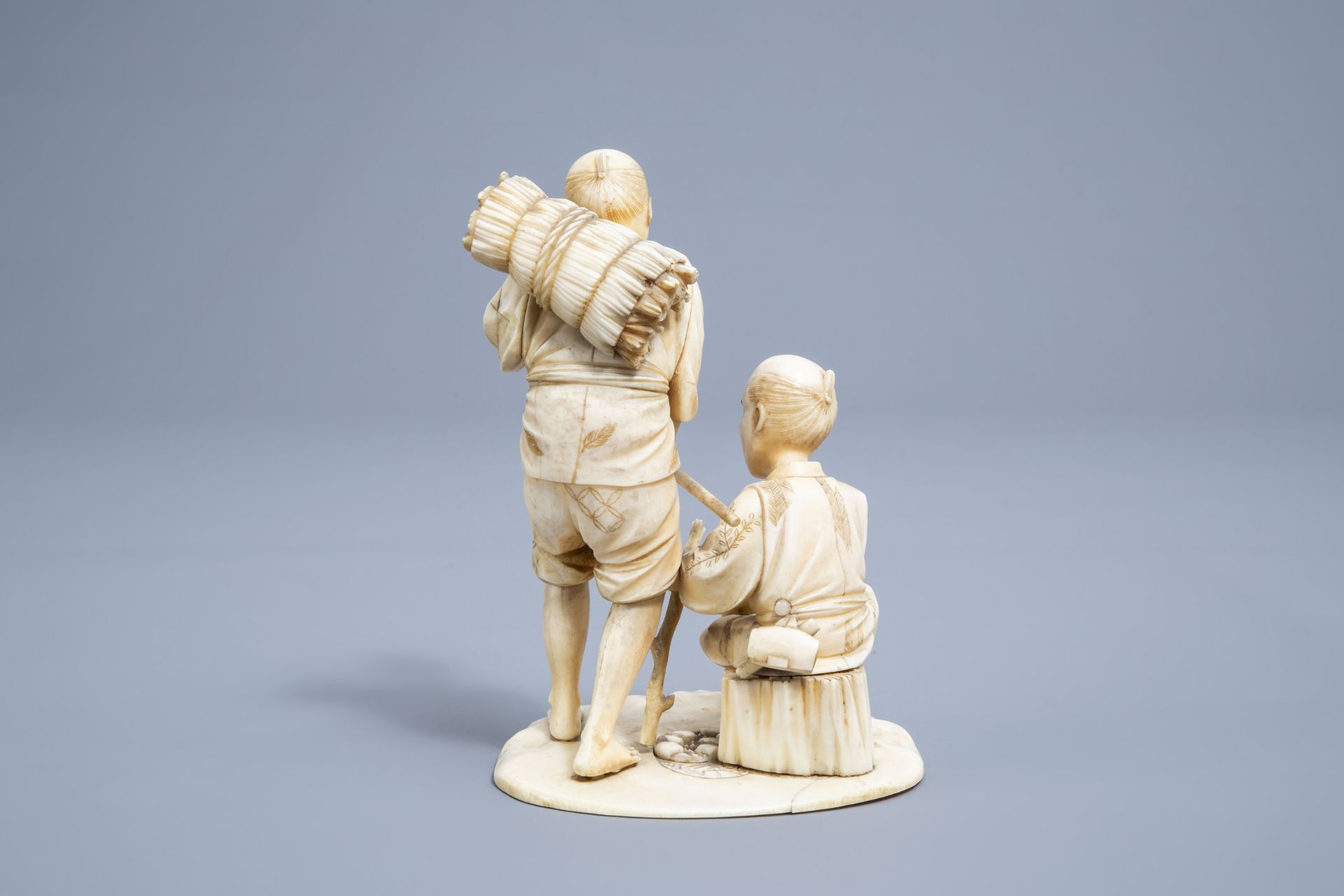 Five various Japanese ivory netsuke and okimono, Meiji, and a Chinese Canton shell, 19th/20th C. - Image 4 of 18