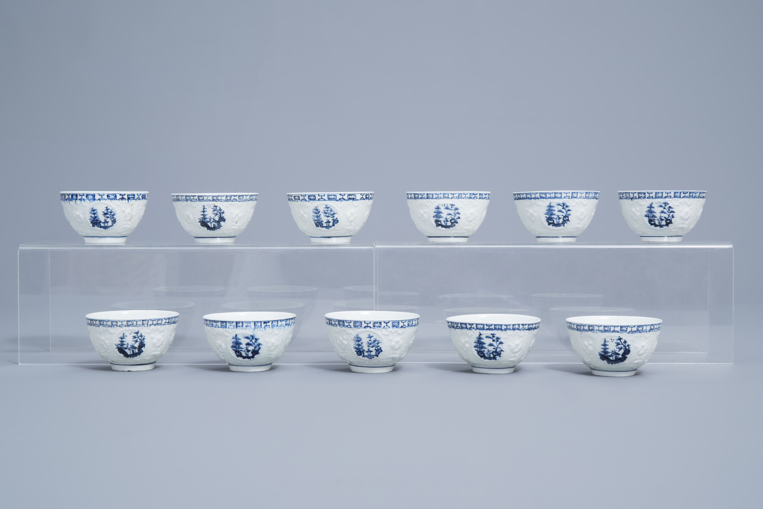 An English 22-piece blue and white Lowestoft creamware 'Hughes' coffee and tea service, 18th C. - Image 14 of 38