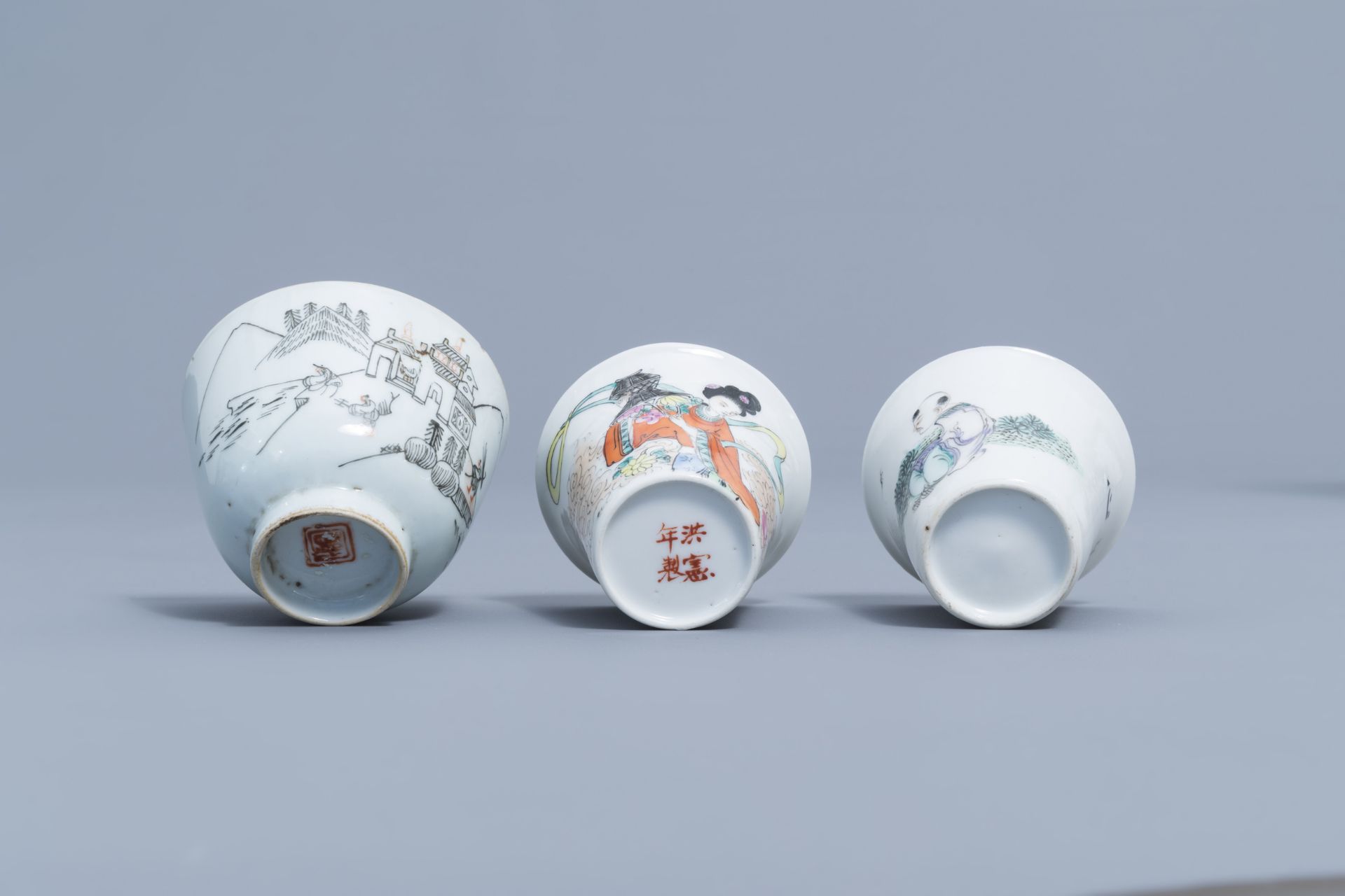 A varied collection of Chinese qianjiang cai and famille rose porcelain, 19th/20th C. - Image 15 of 16