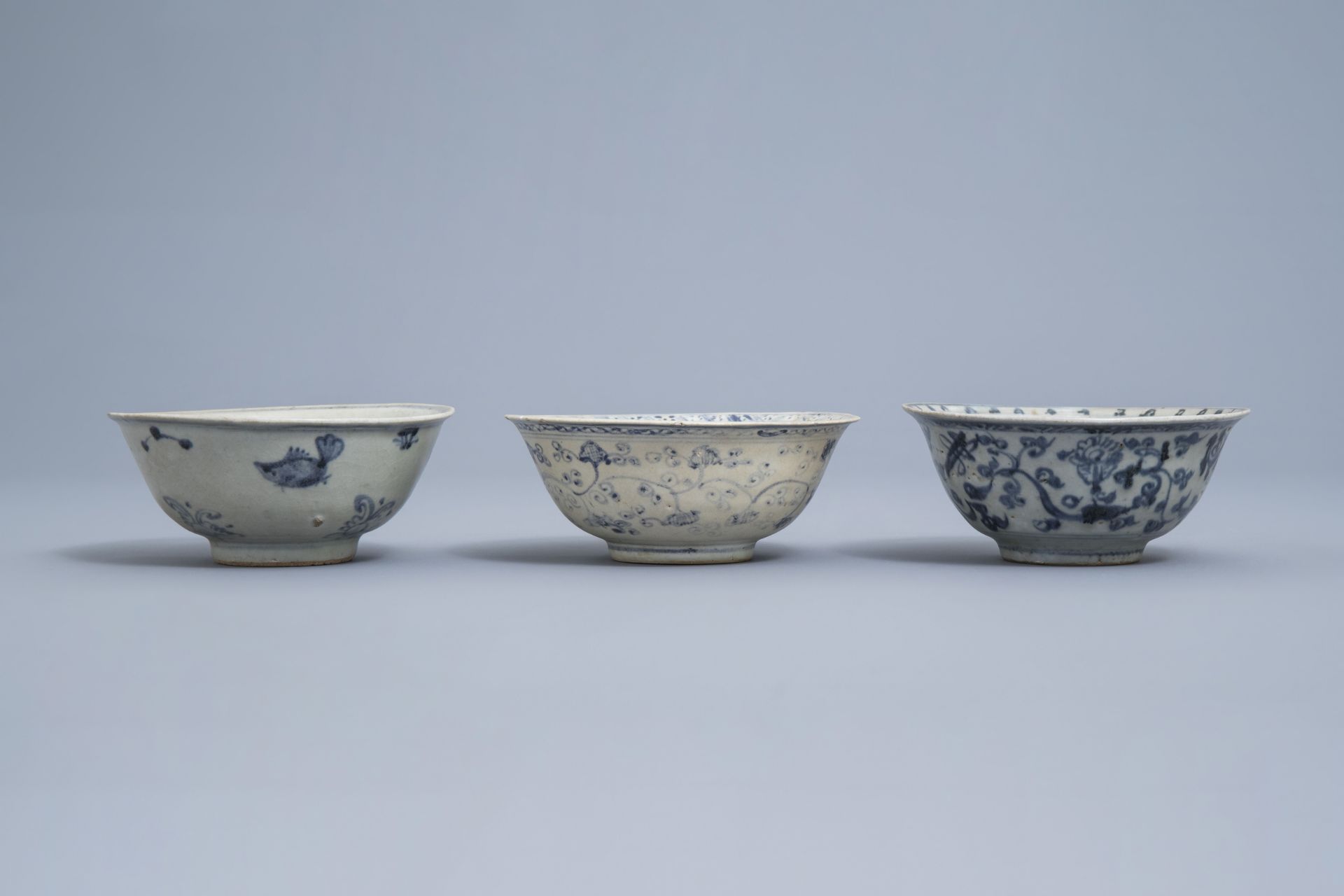 A varied collection of Chinese blue and white bowls and saucers, Ming and later - Image 7 of 30