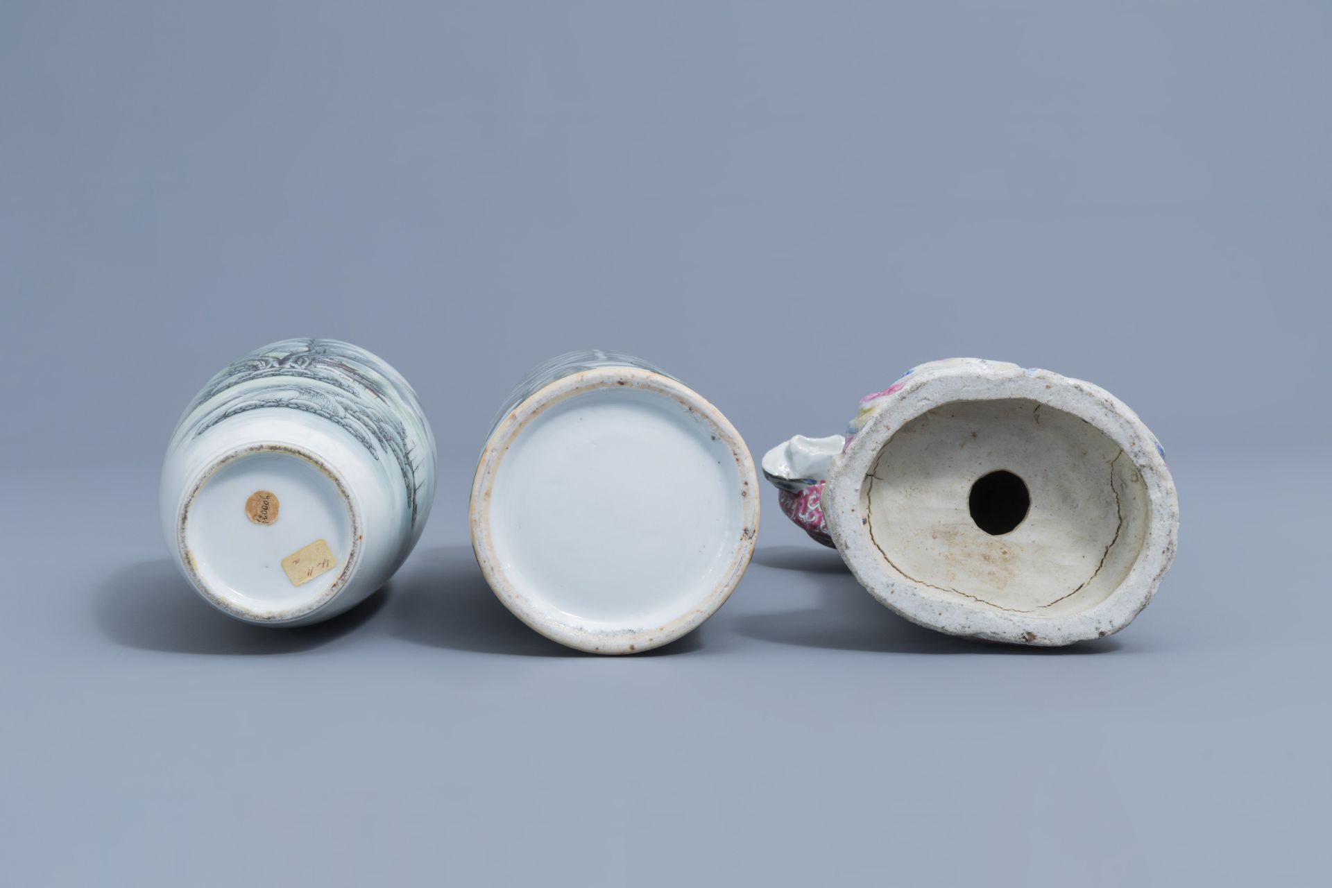 A varied collection of Chinese famille rose and famille verte porcelain, 19th/20th C. - Image 12 of 13