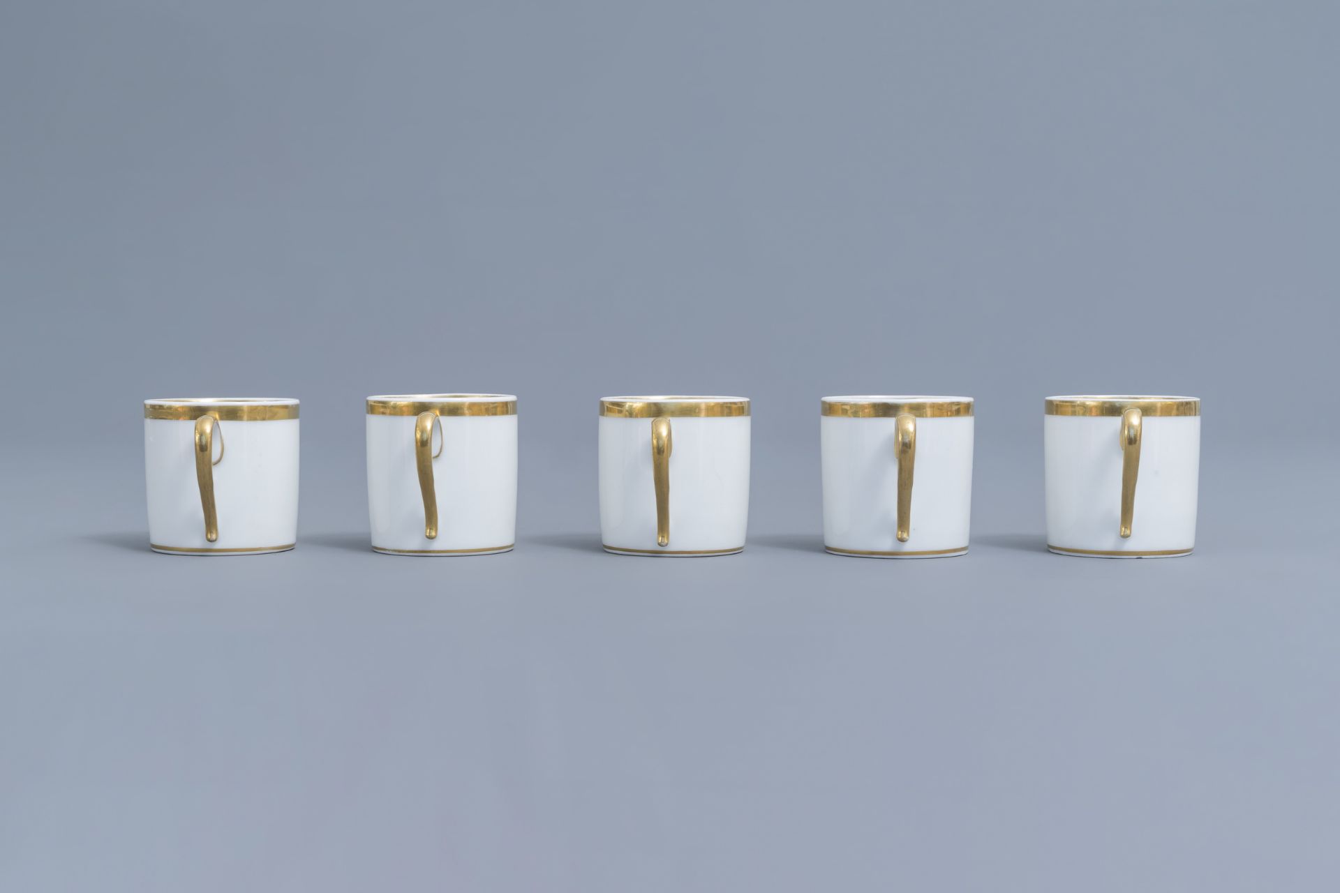 A 25-piece Paris porcelain coffee and tea service with First French Empire ladies portraits, 19th C. - Image 50 of 70