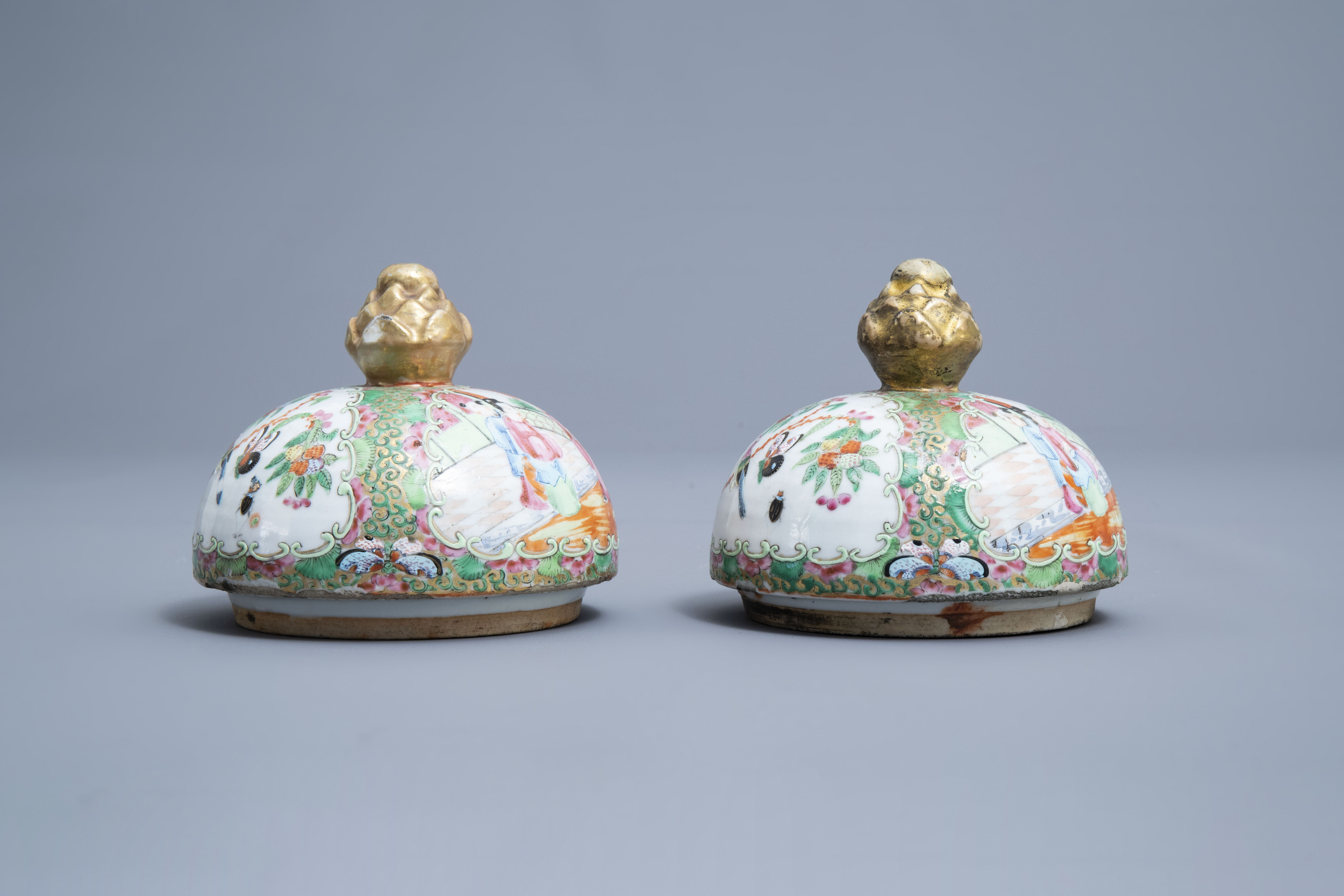 A pair of Chinese Canton famille rose vases and covers, 19th C. - Image 10 of 14
