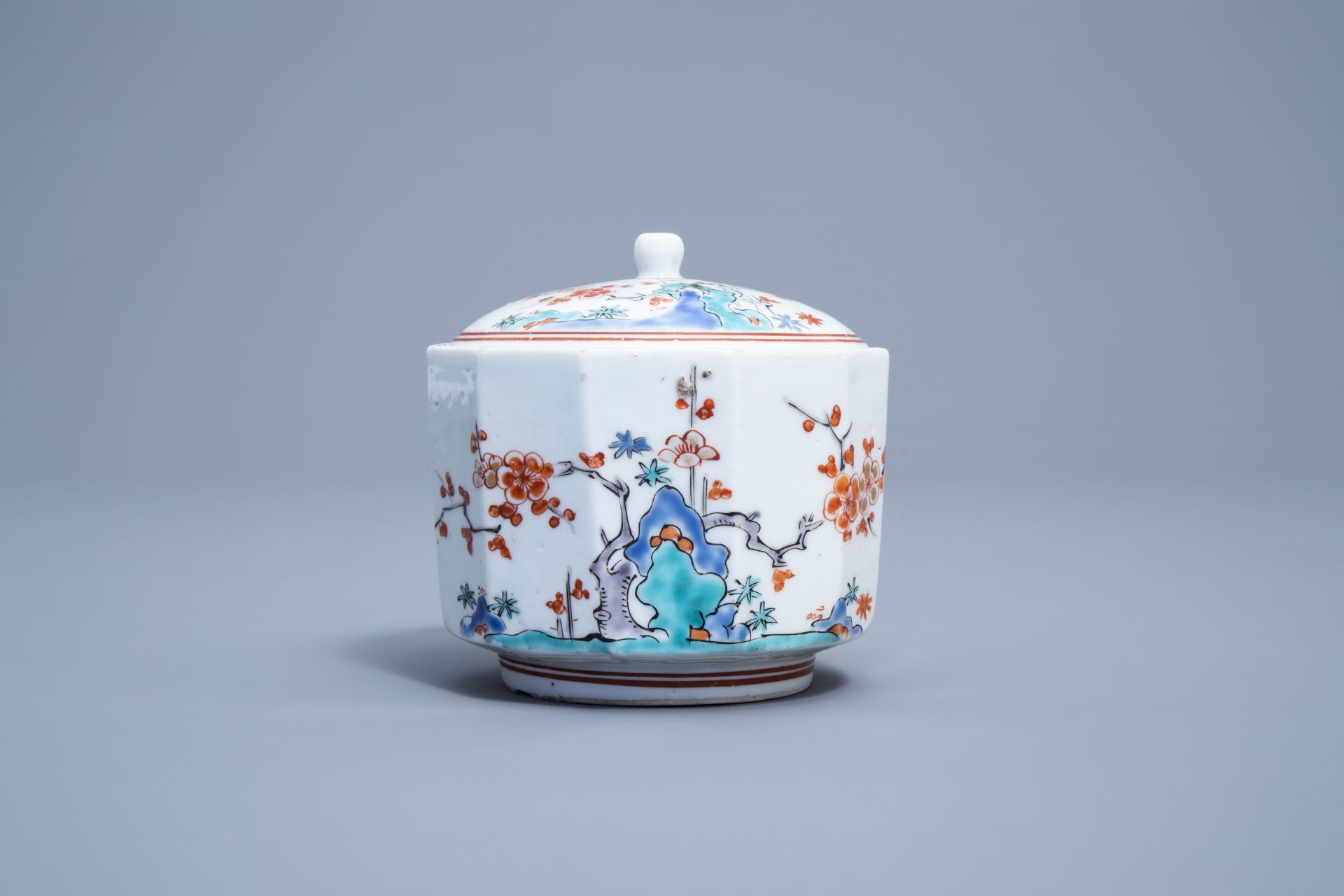 A Japanese Kakiemon box and cover and two lobed dishes with floral design, Edo/Meiji, 18th/19th C. - Image 7 of 12