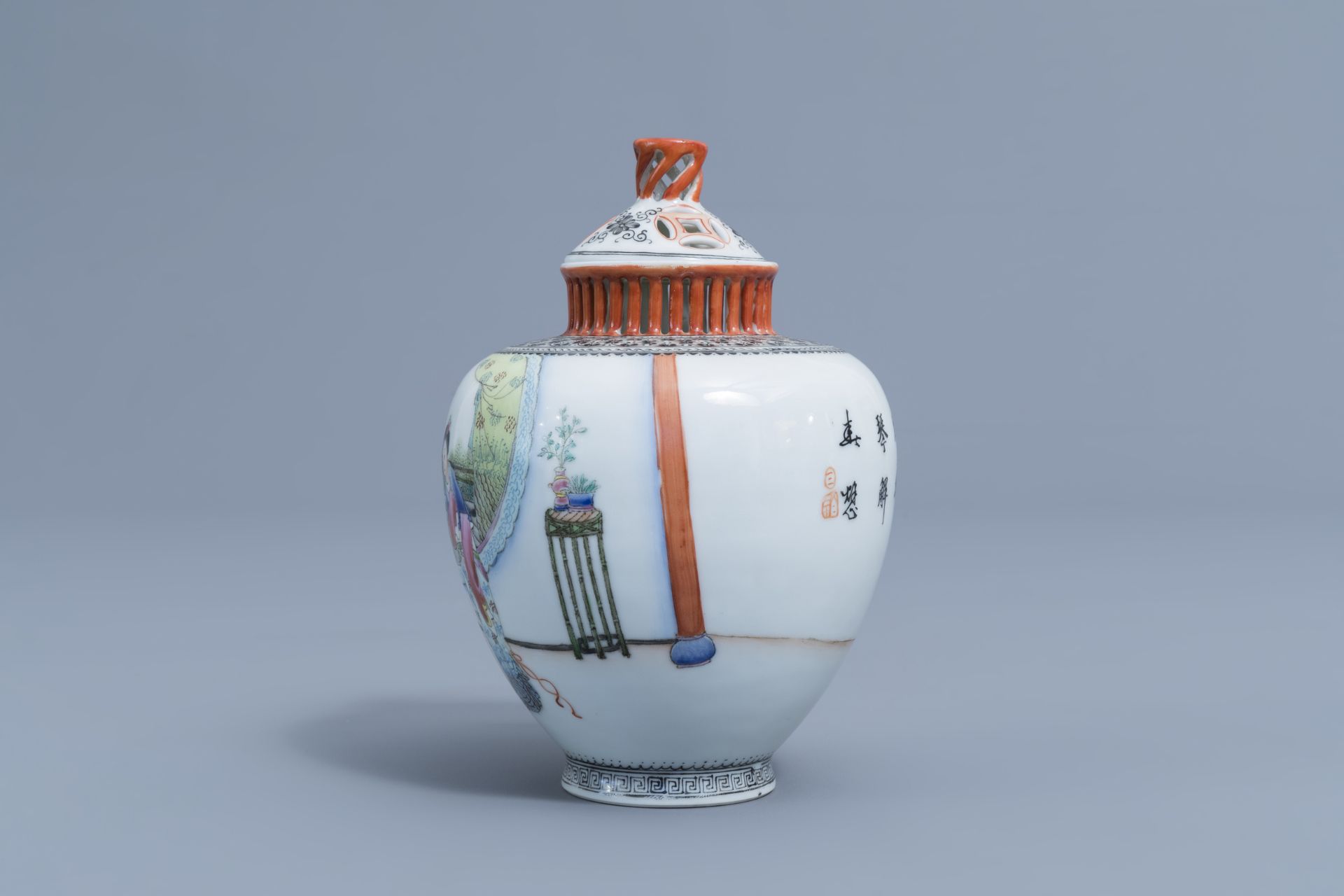 A Chinese famille rose vase and cover with ladies playing music, Qianlong mark, Republic, 20th C. - Image 5 of 7