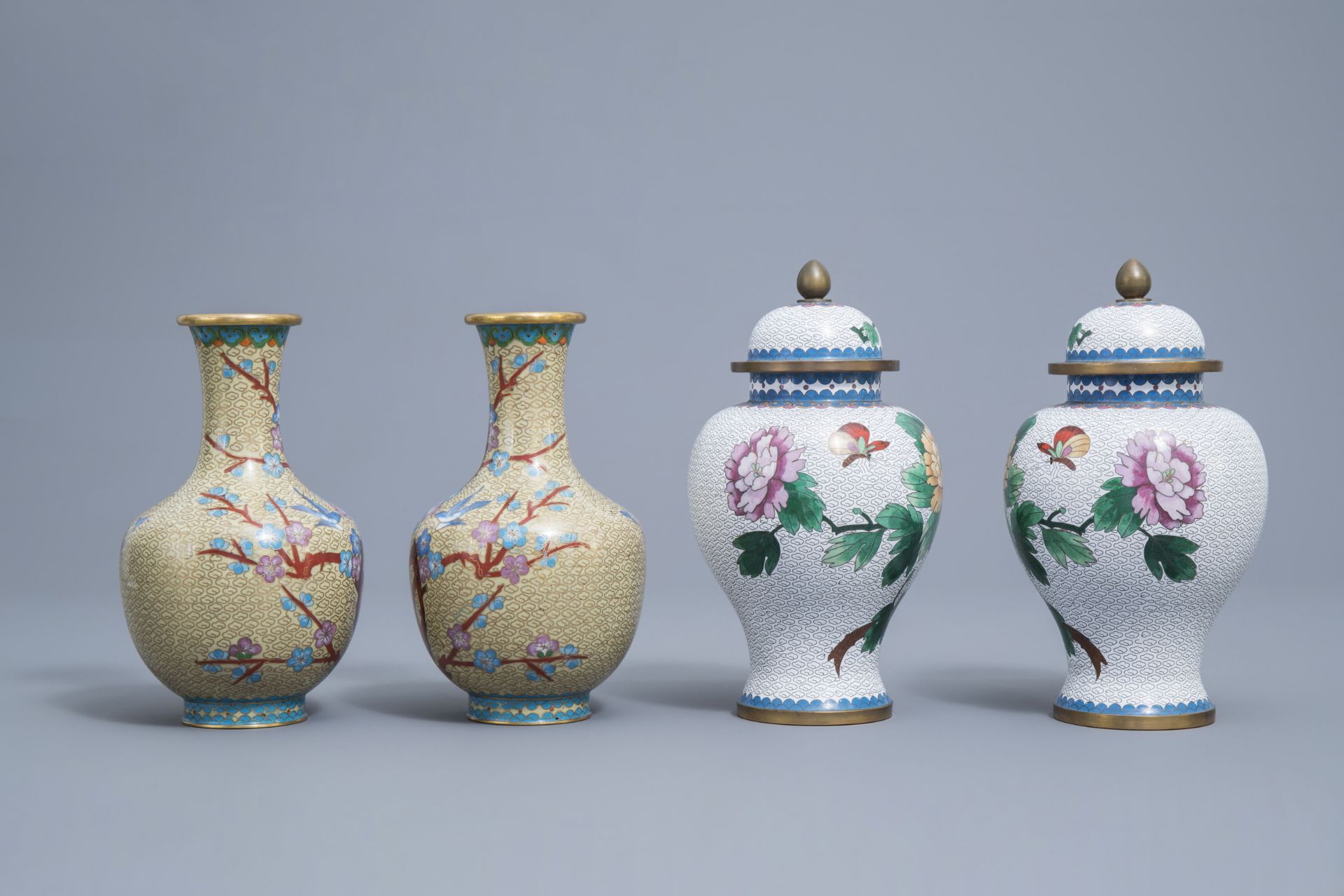 A varied and extensive collection of Chinese cloisonne vases, a teapot and a dish on foot, 20th C. - Image 3 of 27