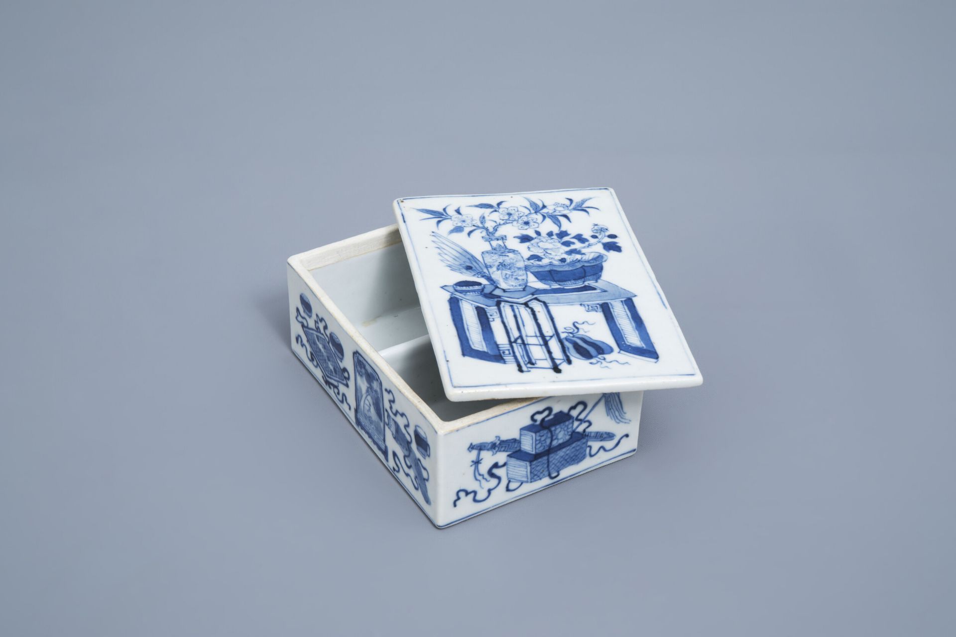 A rectangular Chinese blue and white box and cover with antiquities, 19th C.