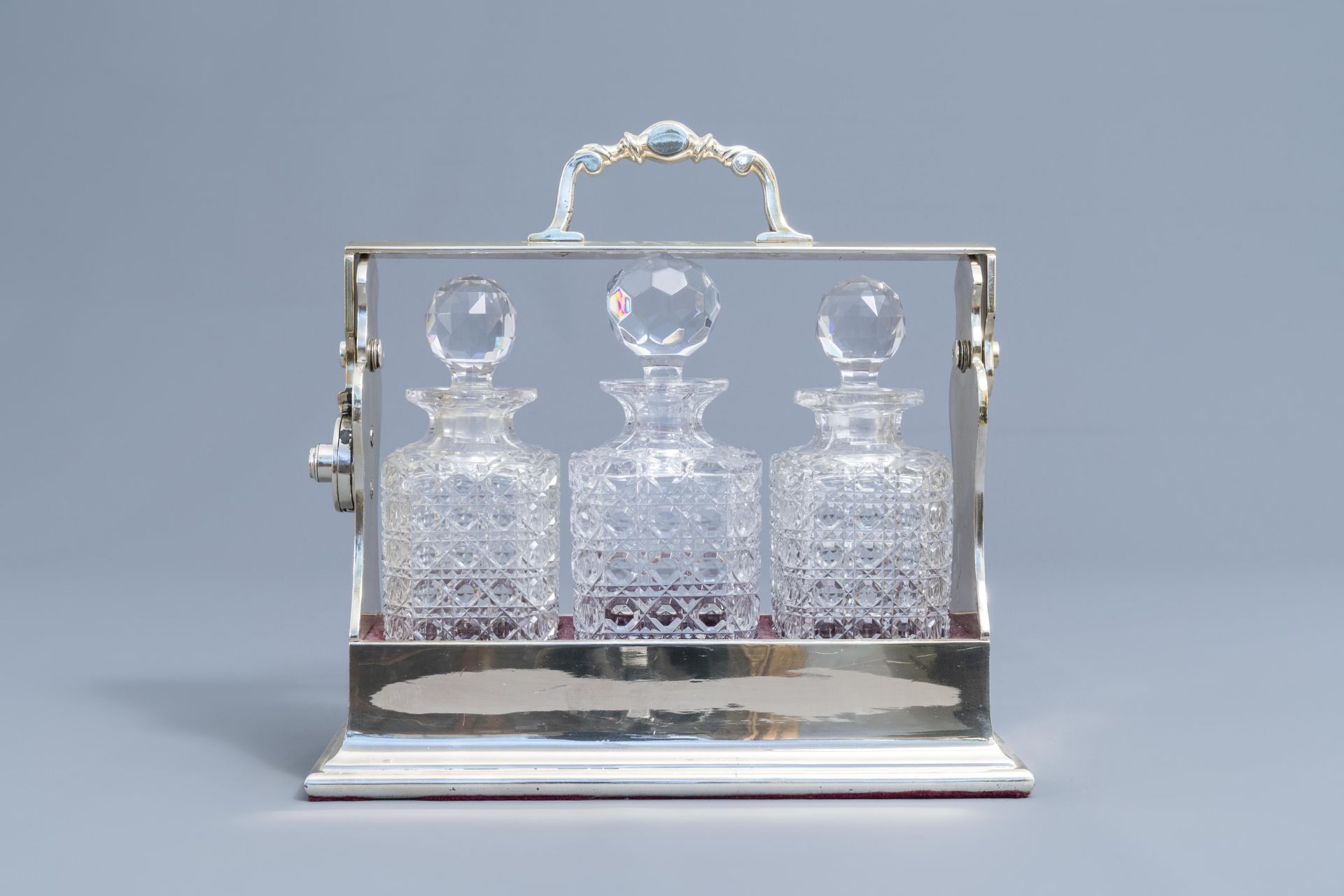 An English silver plated Betjemann's Tantalus with three cut crystal decanters, 20th C. - Image 2 of 19