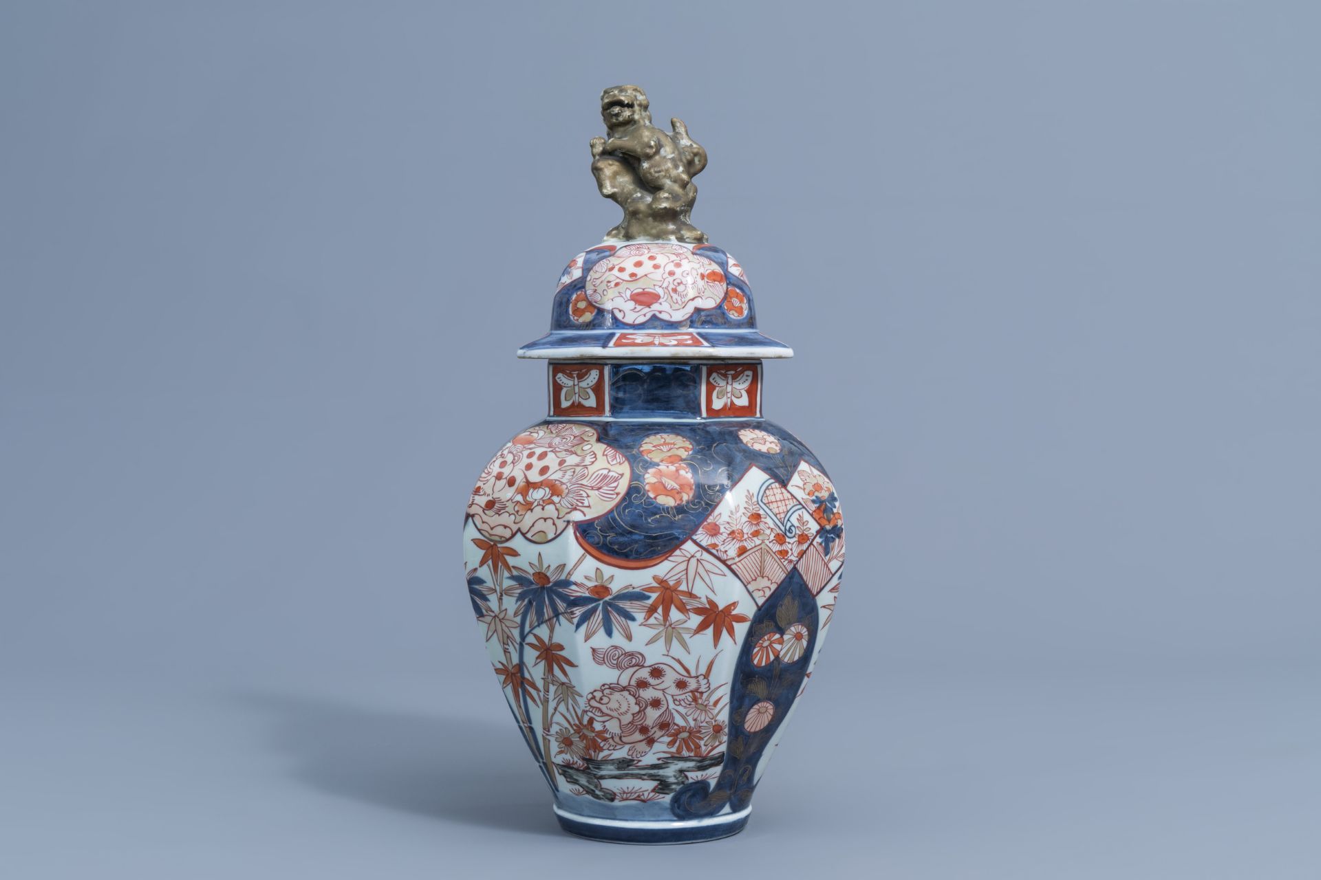 A Japanese Imari vase and cover and a pair of bronze stands with animals, Edo/Meiji, 18de/19de eeuw - Image 2 of 13