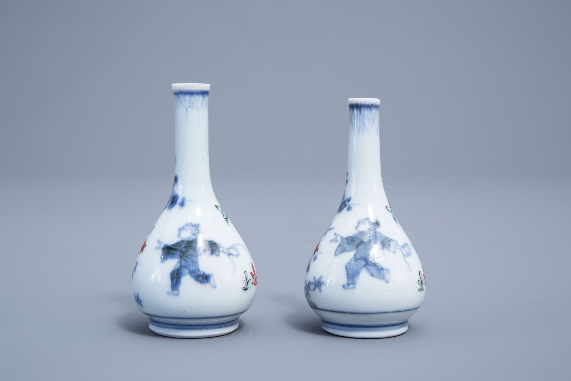 A pair of Japanese Kakiemon doll's house miniature vases with a playing child, Edo, 17th/18th C. - Image 3 of 6