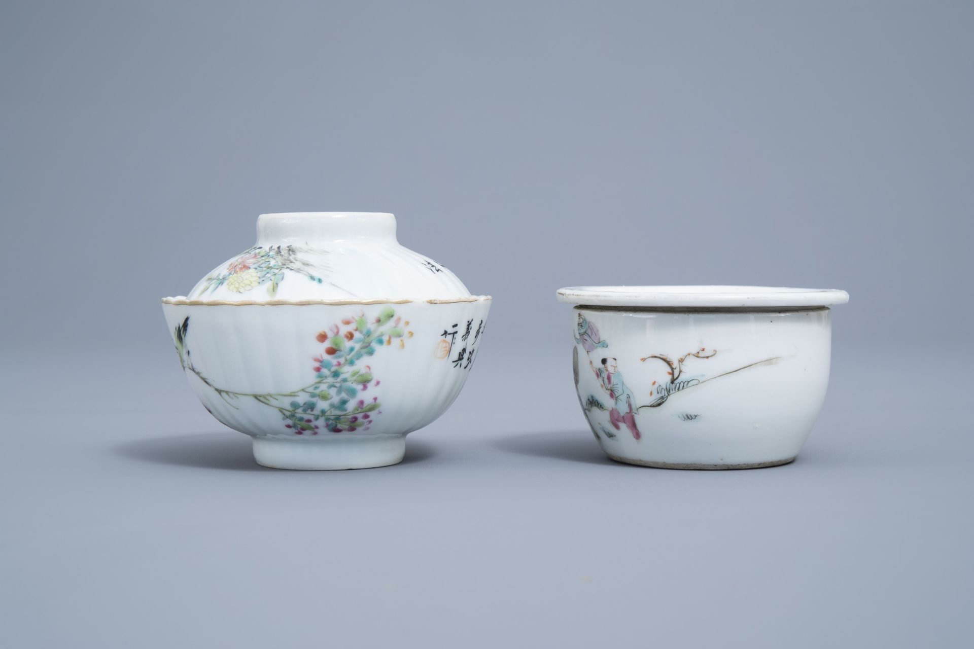 A Chinese five-piece famille rose tea service, 19th/20th C. - Image 11 of 16