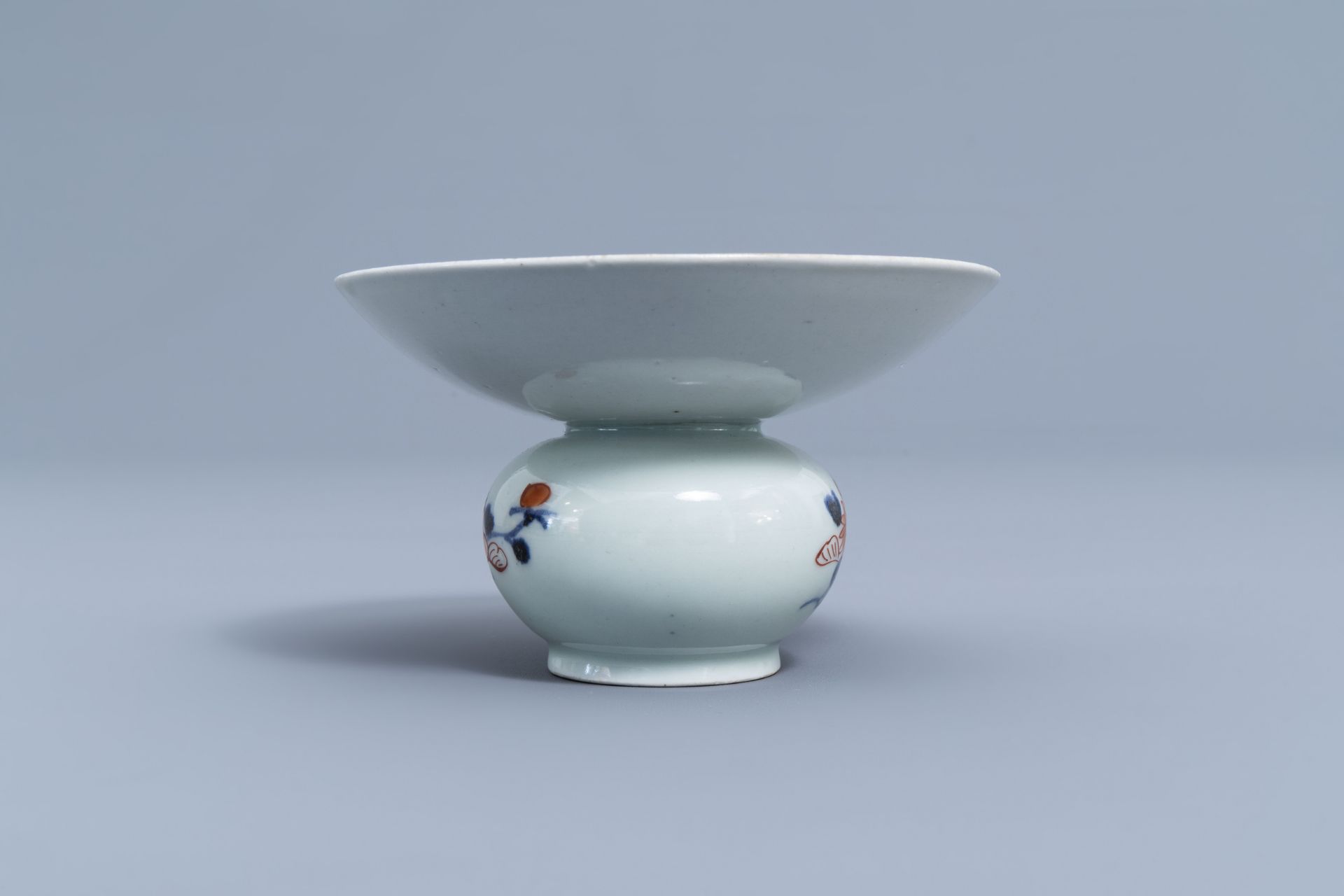 A Japanese Imari spittoon with floral design , Edo, 18th C. - Image 6 of 8