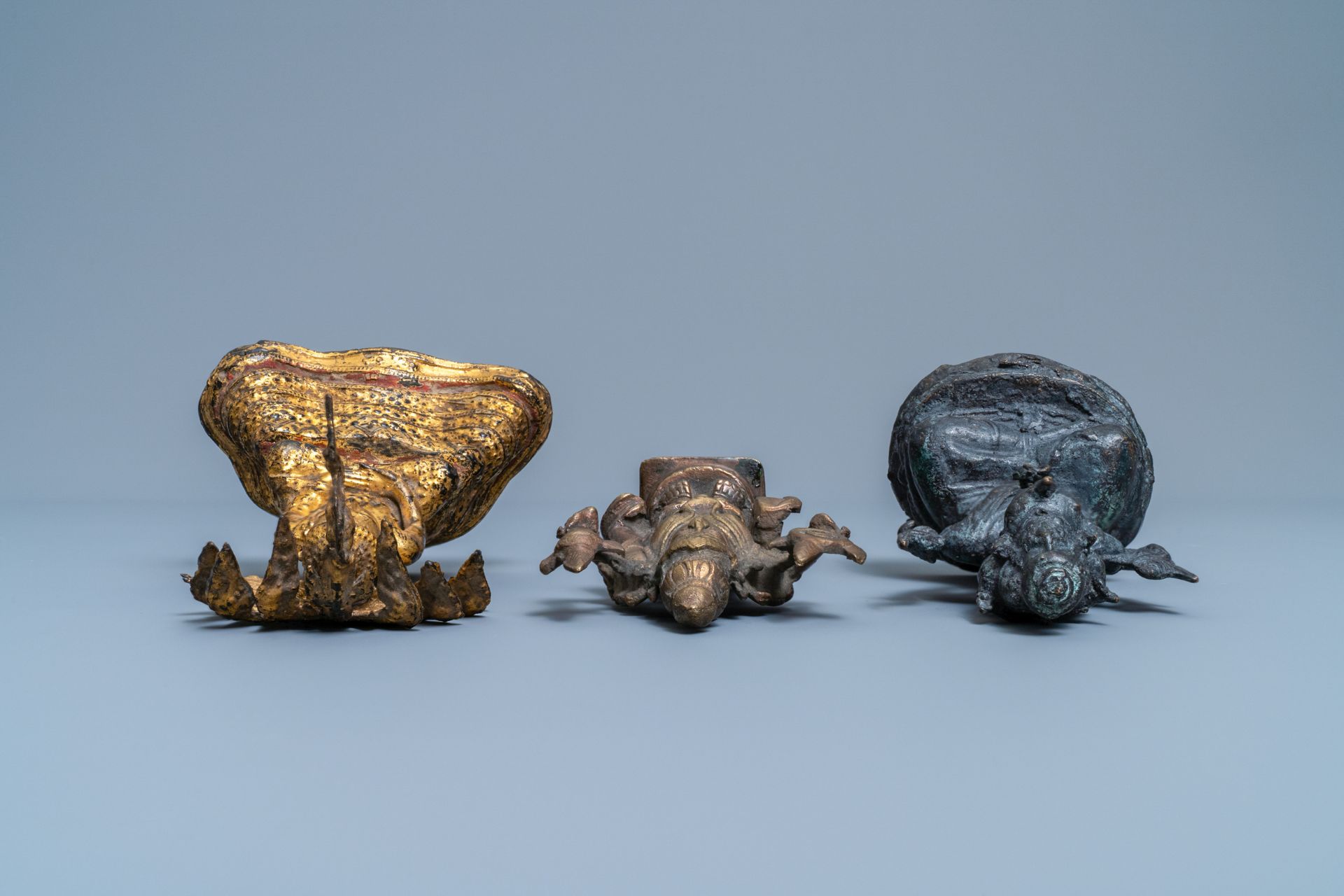 A collection of bronze figures and fragments, India, Thailand and Tibet, 19th C. and earlier - Image 13 of 20