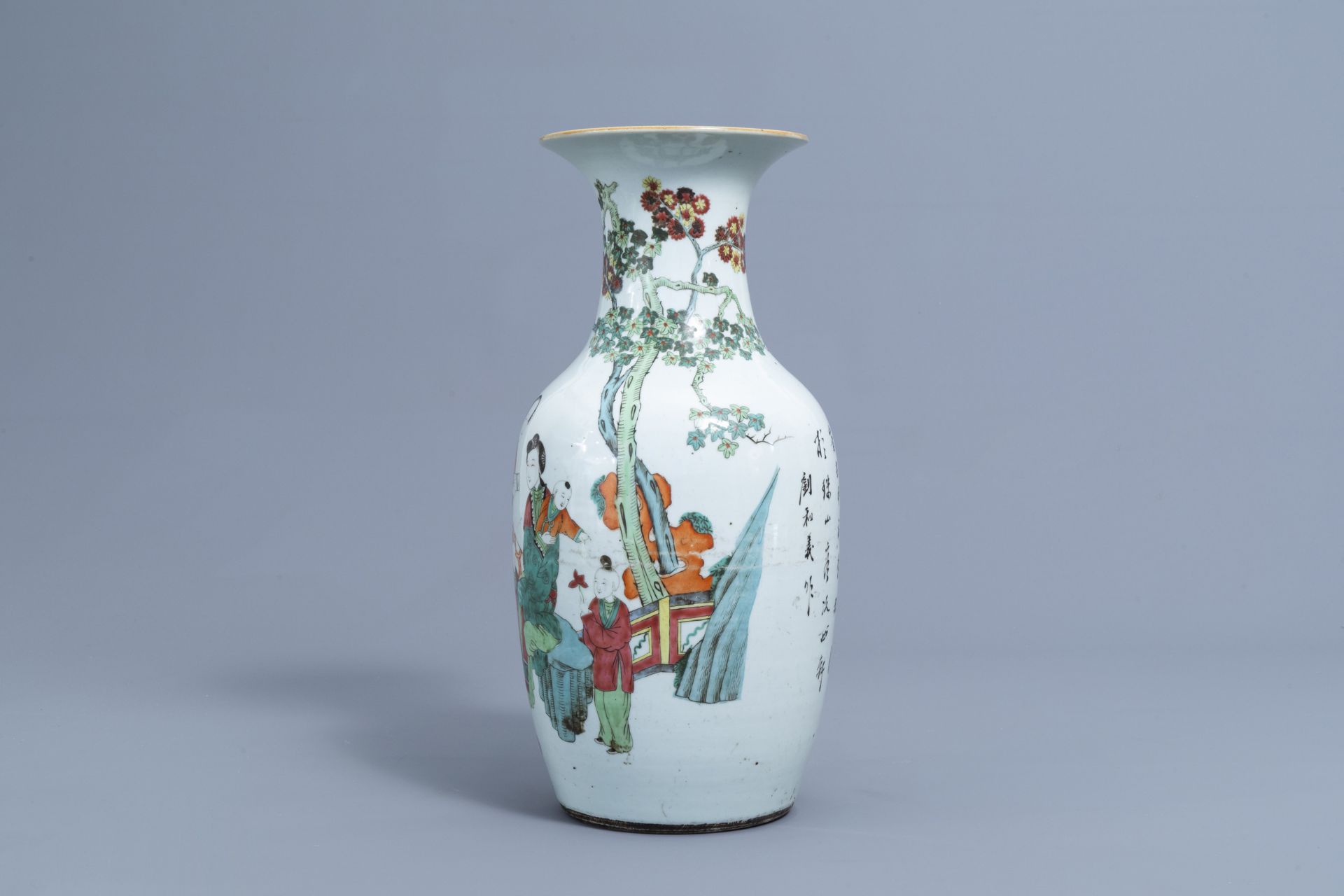 A Chinese famille rose figure of Buddha with children and a vase with figures, 19th/20th C. - Image 5 of 14