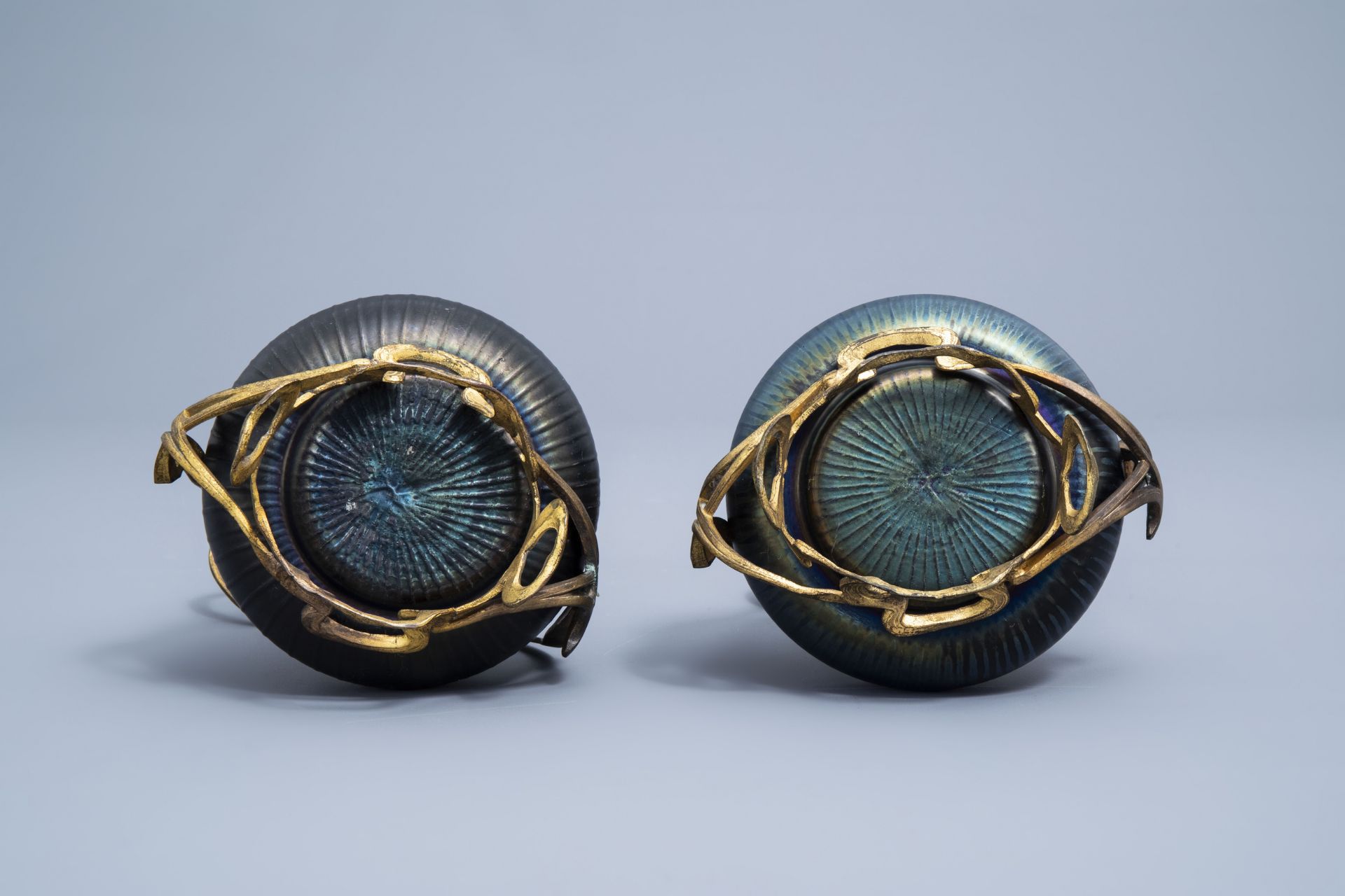 A pair of iridescent Art Nouveau style double gourd vases in the manner of Johann Loetz, 20th C. - Image 6 of 6