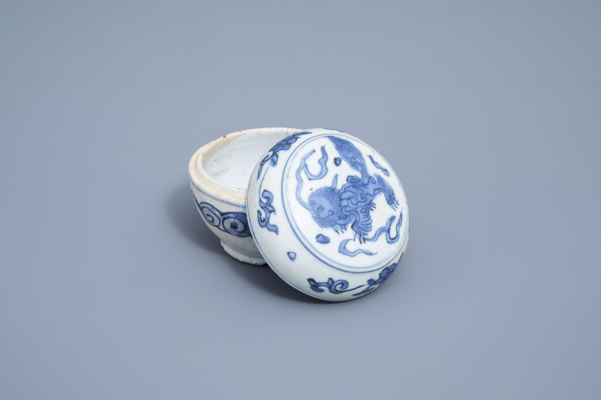 A Chinese blue and white box and cover with a mythical animal, Ming - Image 3 of 9