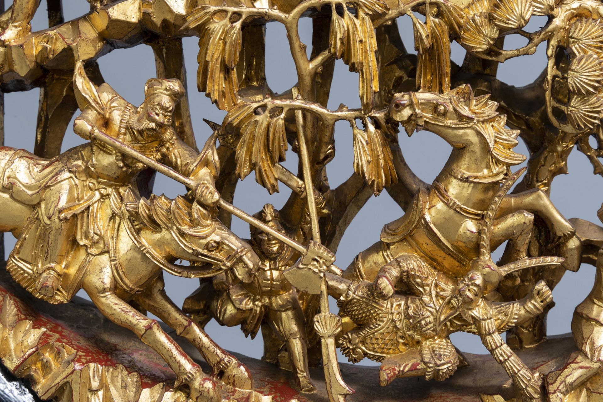 A Chinese reticulated gilt wood 'battle scene' medallion on stand, 19th C. - Image 10 of 14