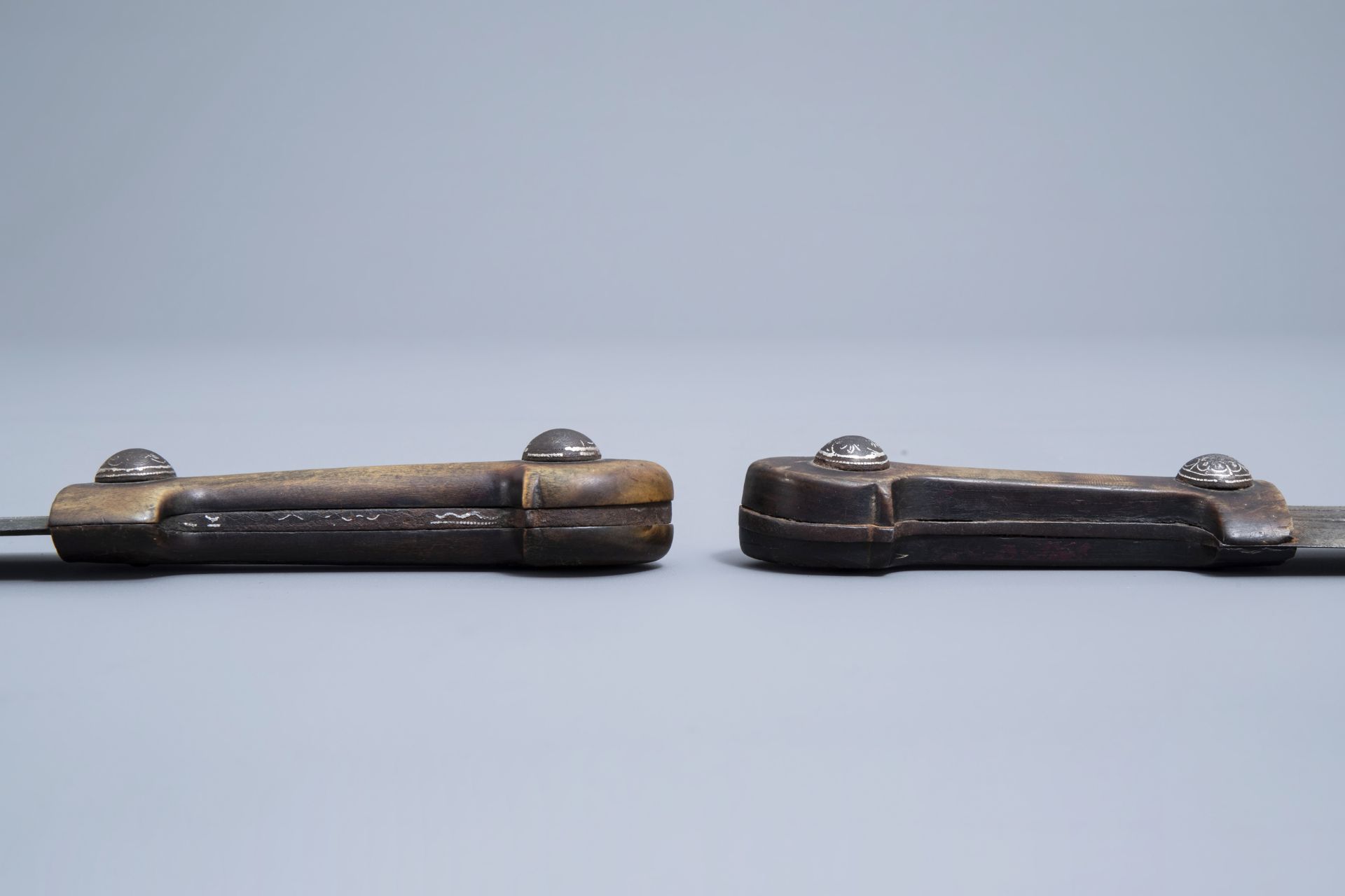 Two Caucasian 'kindjal' daggers with accompanying scabbard, 19th/20th C. - Image 11 of 17