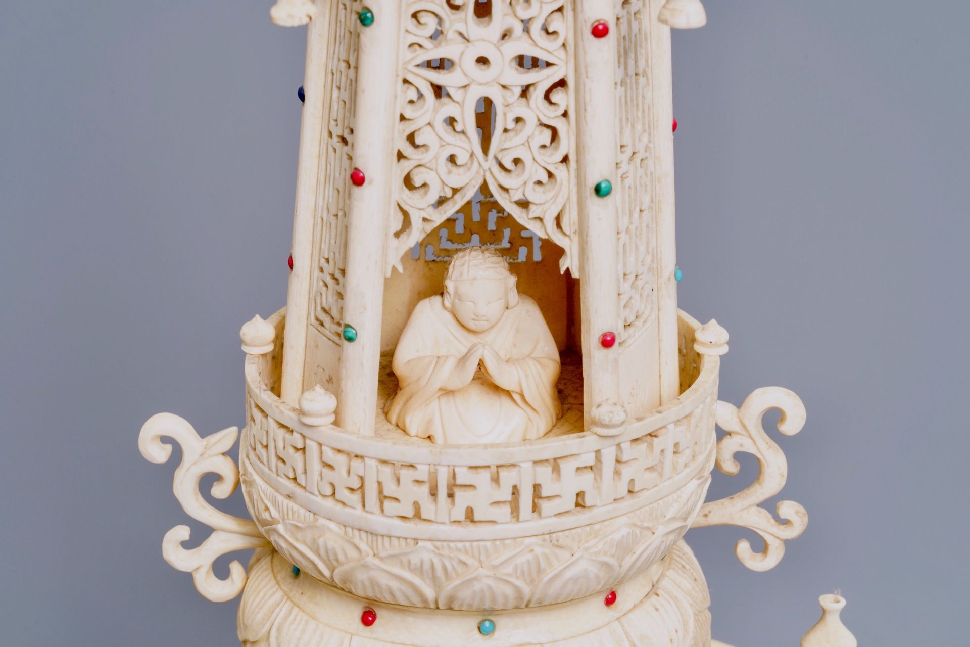 A pair of large inlaid Chinese ivory groups of Buddha and Guanyin on an elephant, 19th C. - Image 7 of 8