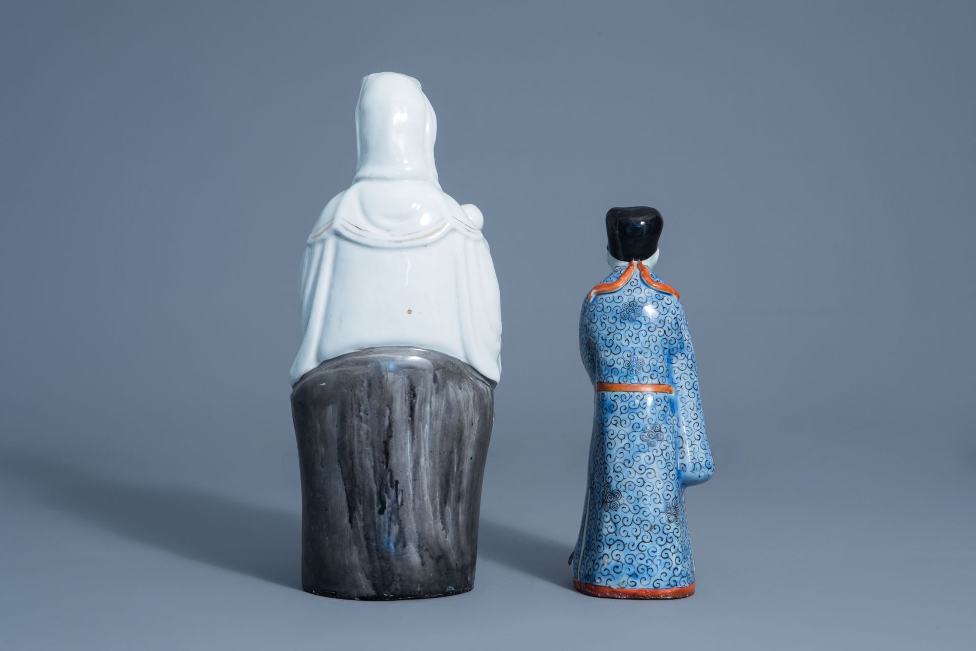 Two Chinese porcelain figures of Guanyin and of a scholar, Republic, 20th C. - Image 4 of 7