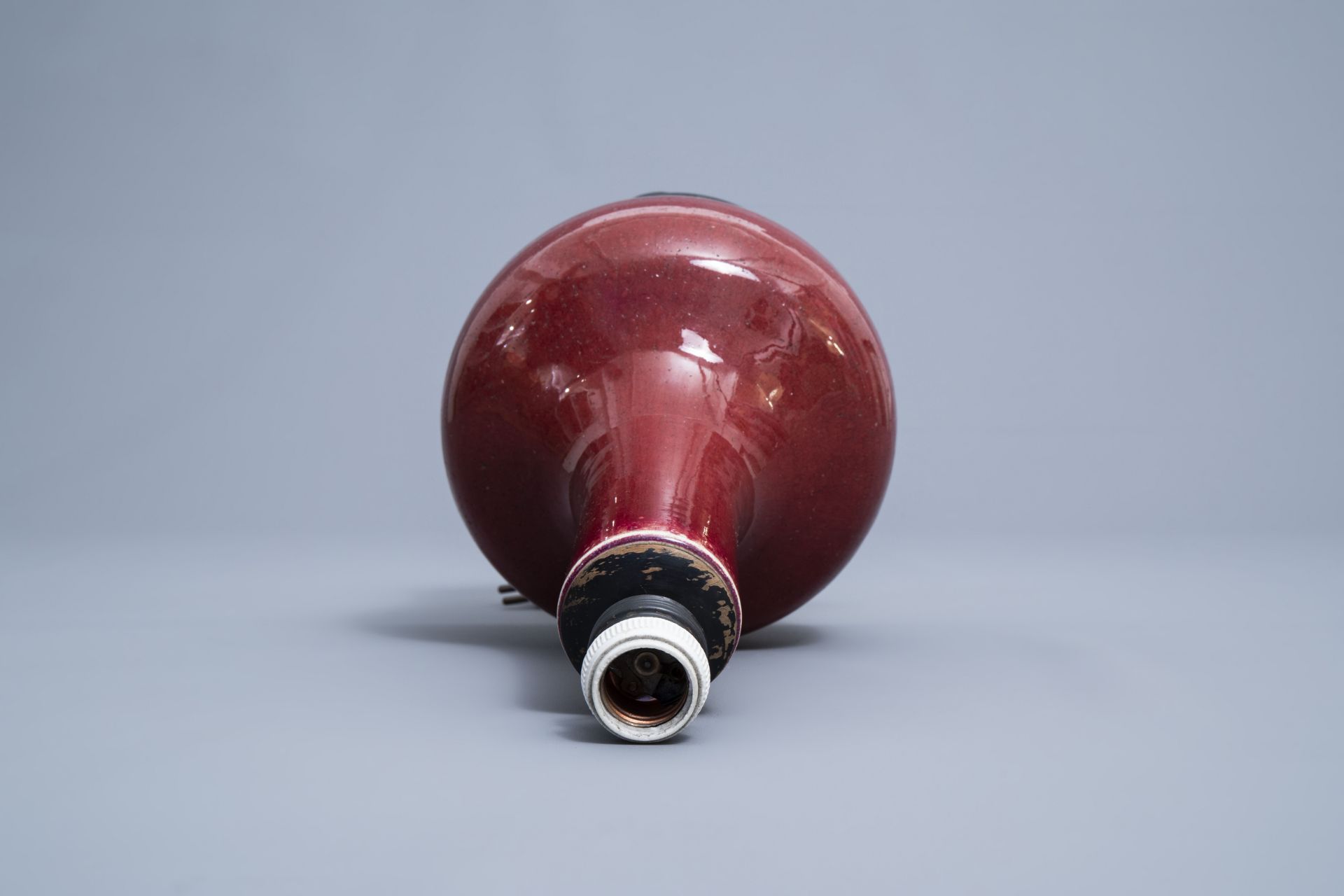 A Chinese monochrome sang de boeuf lamp-mounted bottle vase, 19th C. - Image 5 of 7