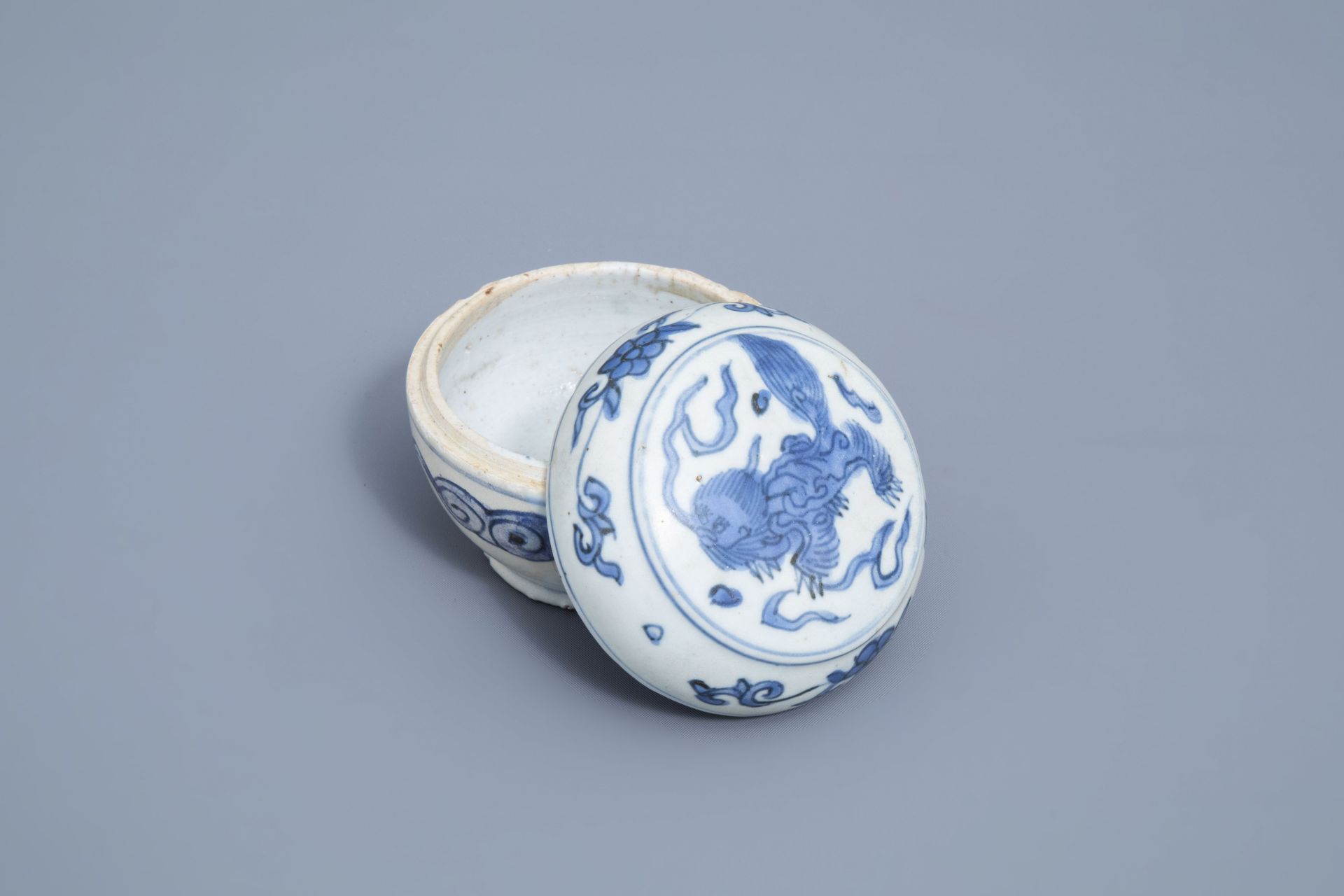 A Chinese blue and white box and cover with a mythical animal, Ming - Image 2 of 9