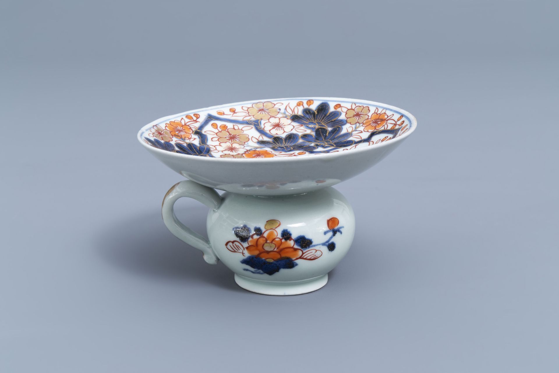 A Japanese Imari spittoon with floral design , Edo, 18th C. - Image 2 of 8