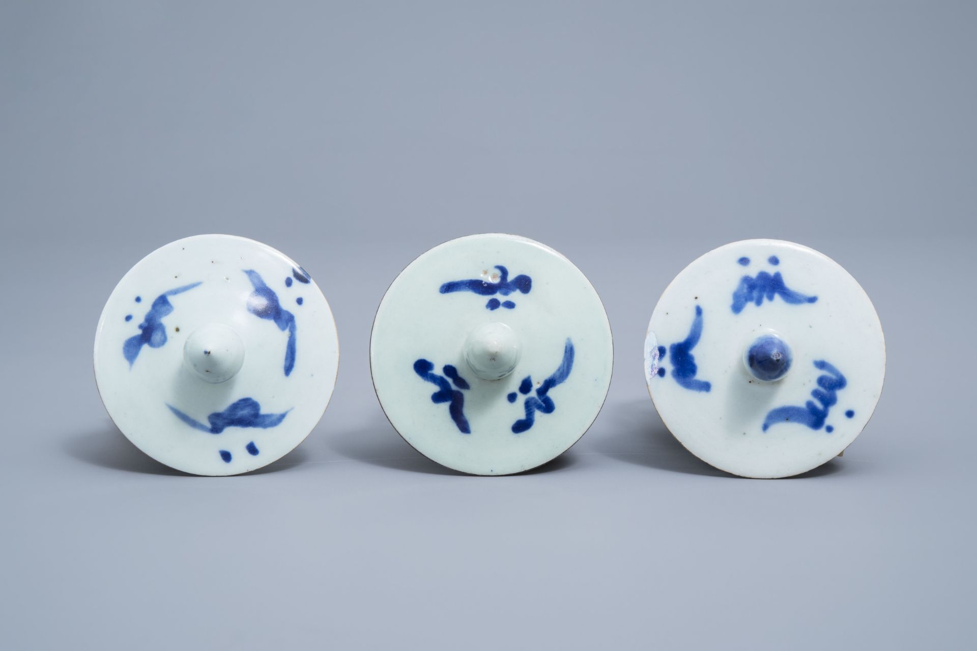 Four various Chinese blue, white and celadon ginger jars and jars and covers, 19th/20th C. - Image 7 of 8