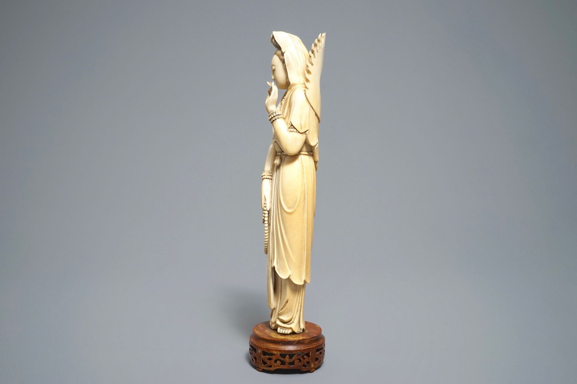 A Chinese carved ivory figure of Guanyin, 19th C. - Image 5 of 6