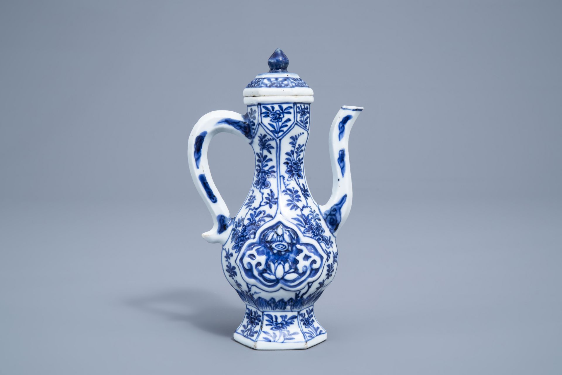 A Chinese blue and white ewer and cover with floral design, Kangxi - Image 2 of 7